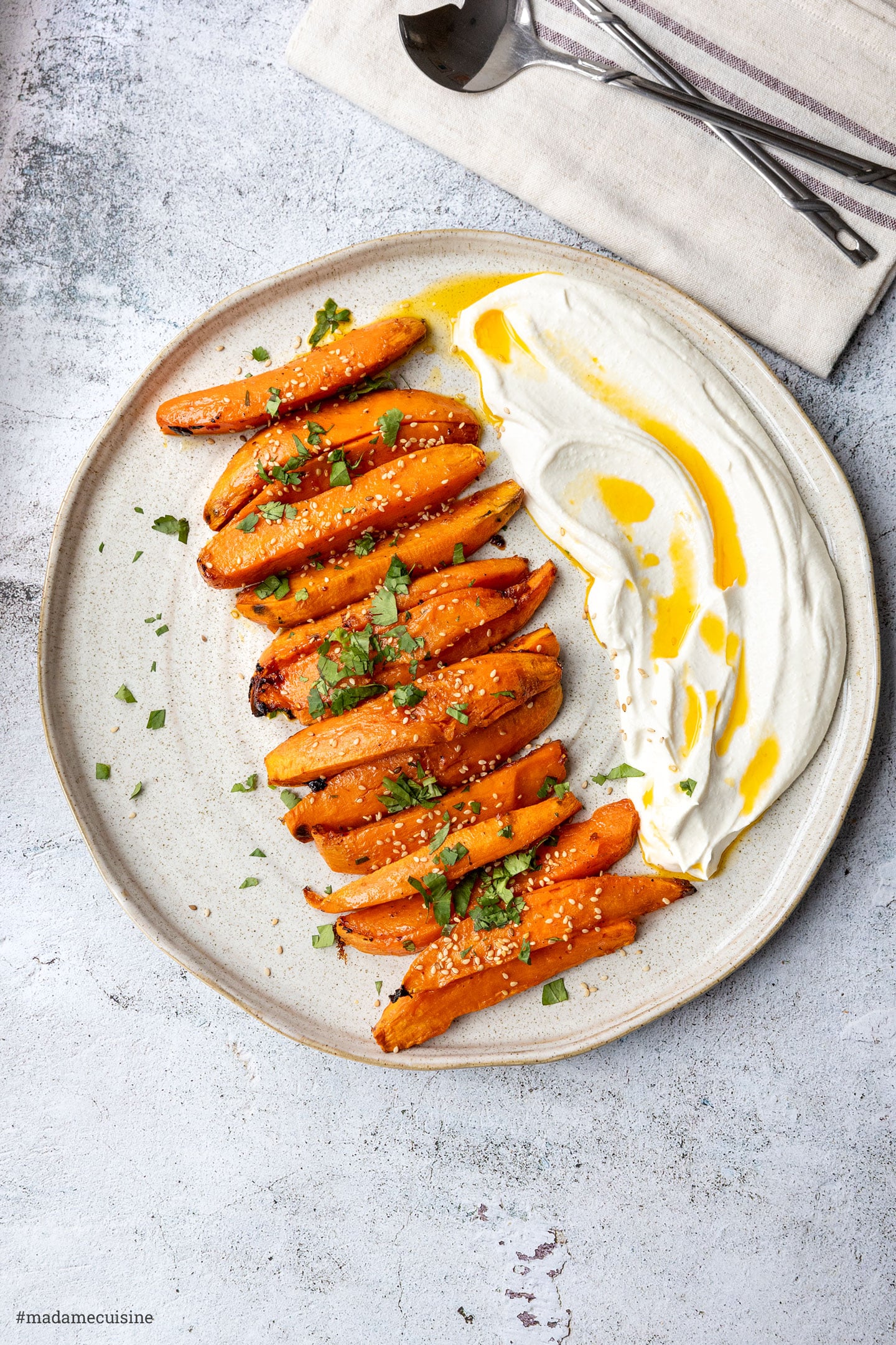 Geröstete Süßkartoffeln mit Joghurt-Tahini-Dip | Madame Cuisine Rezept