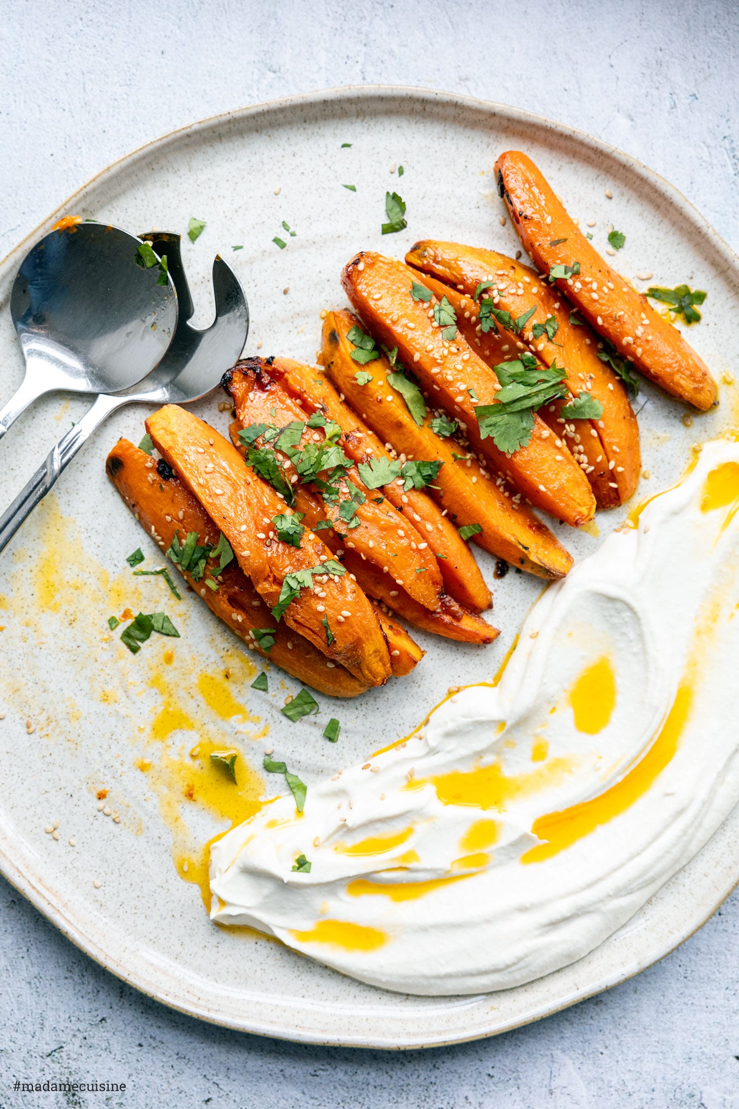 Geröstete Süßkartoffeln mit Joghurt-Tahini-Dip | Madame Cuisine Rezept