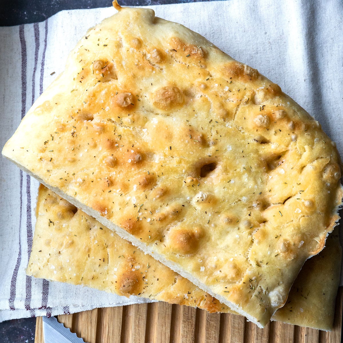 Einfache Focaccia – unglaublich fluffig & aromatisch