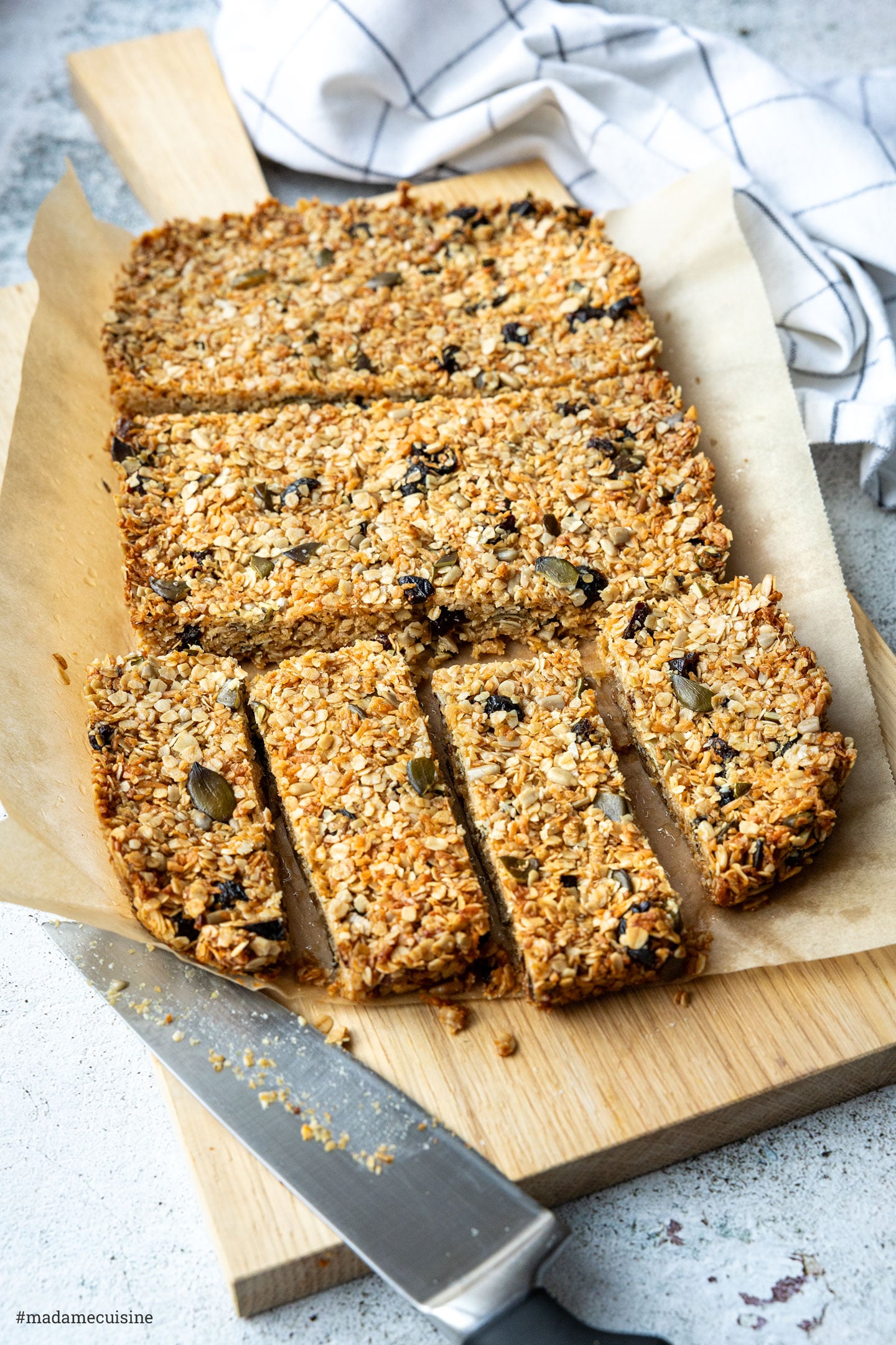 Die gebackene Masse in Riegel schneiden