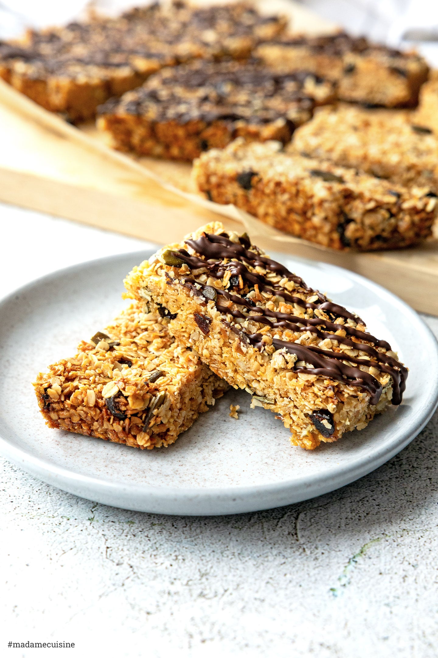 Selbstgemachte Müsliriegel mit und ohne Schoko