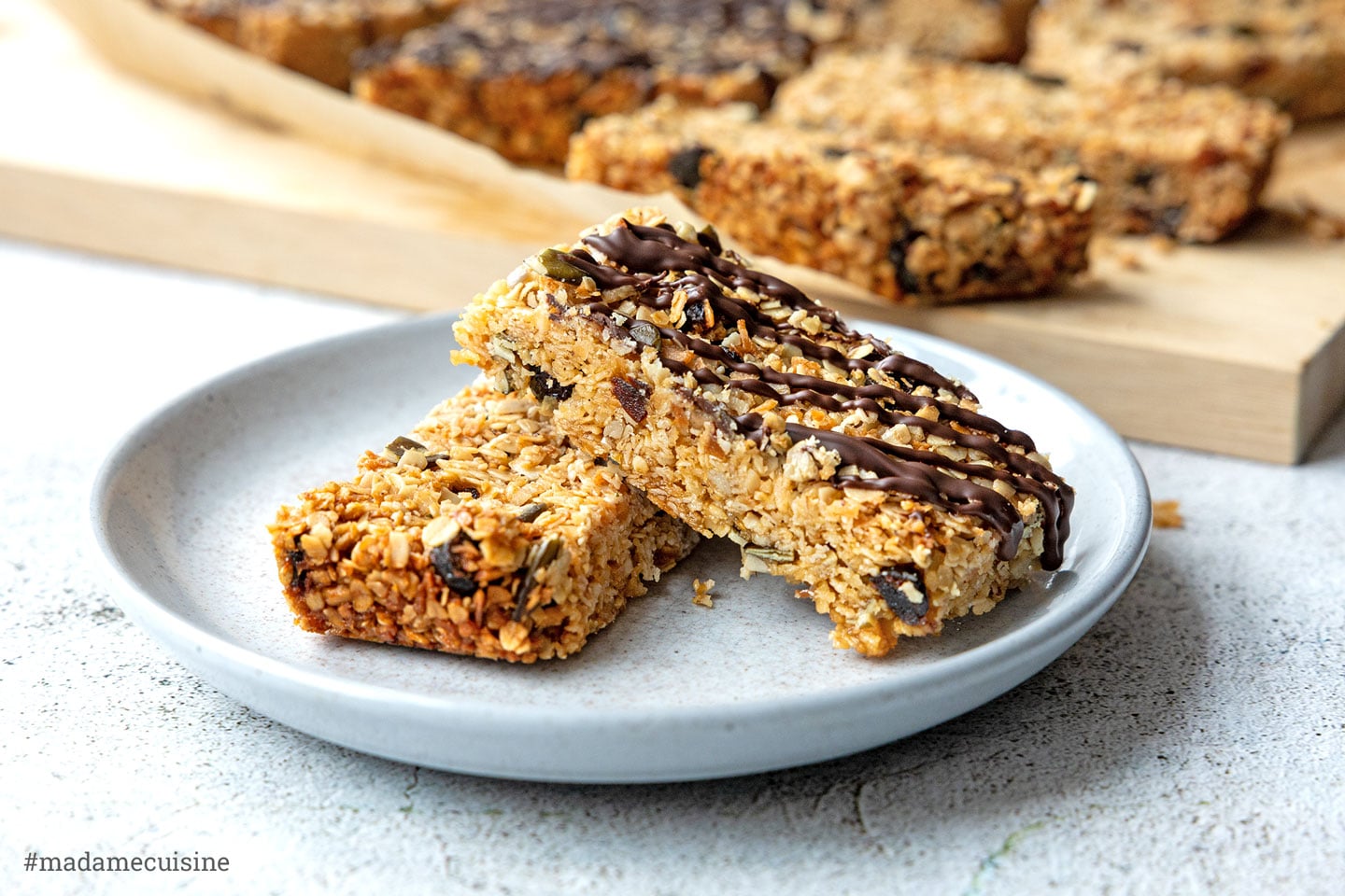 Selbstgemachte Müsliriegel, nach Belieben mit Schoko