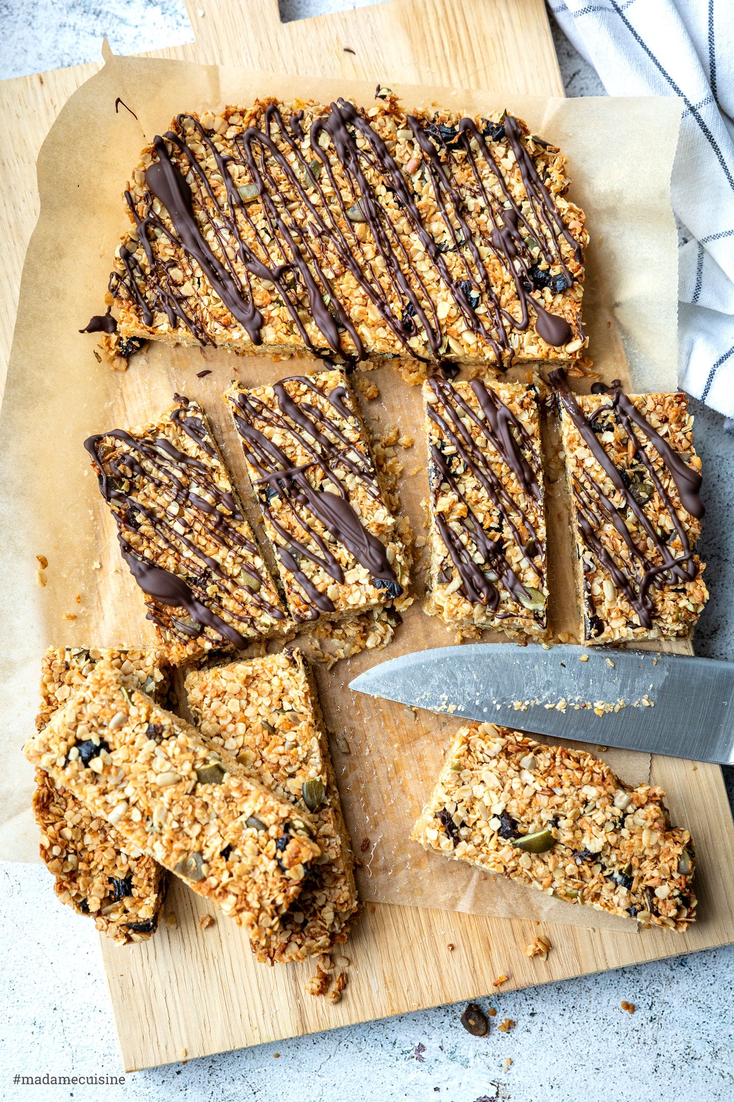Selbstgemachte Müsliriegel mit und ohne Schoko
