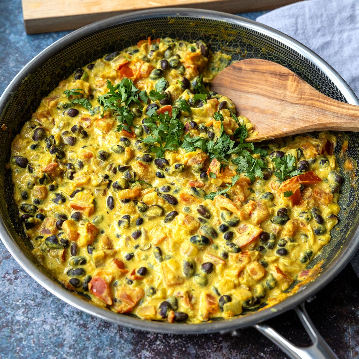 Schwarze-Bohnen-Curry mit Süßkartoffeln 