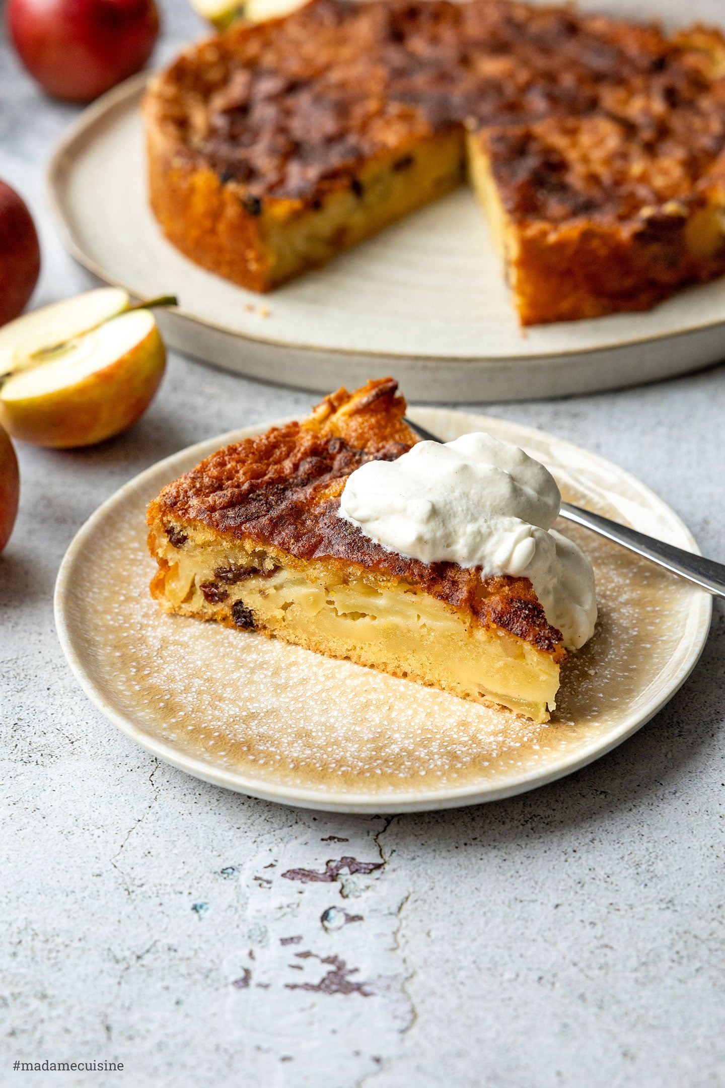 Sizilianischer Apfelkuchen mit Rosinen und Pinienkernen