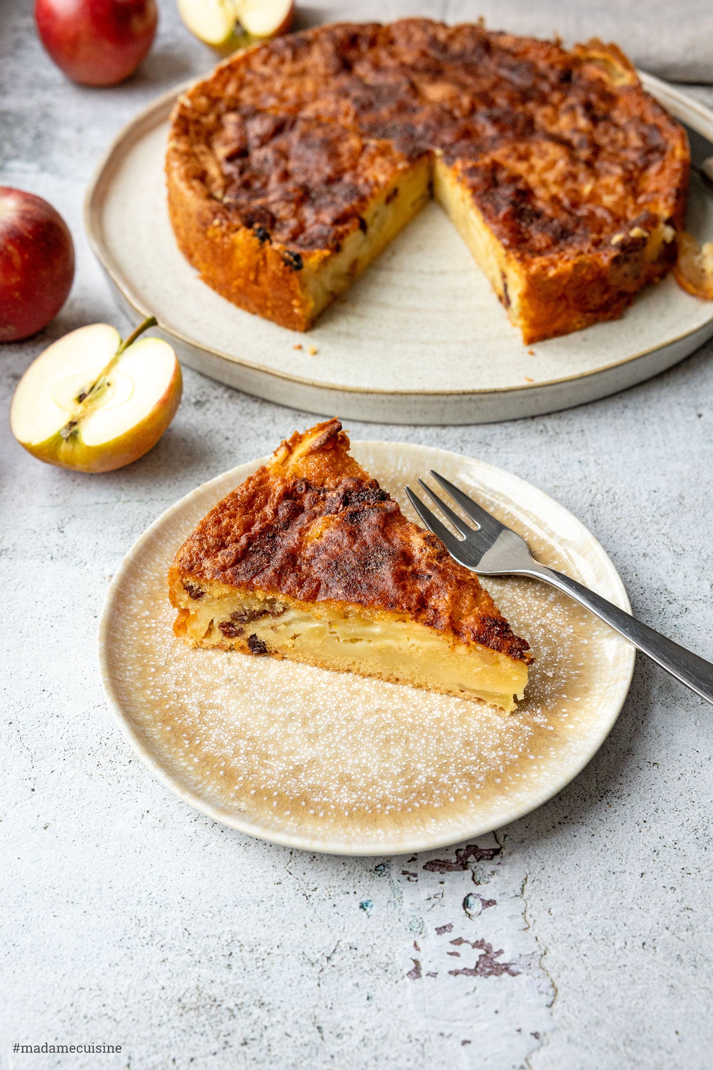 Sizilianischer Apfelkuchen mit Rosinen und Pinienkernen
