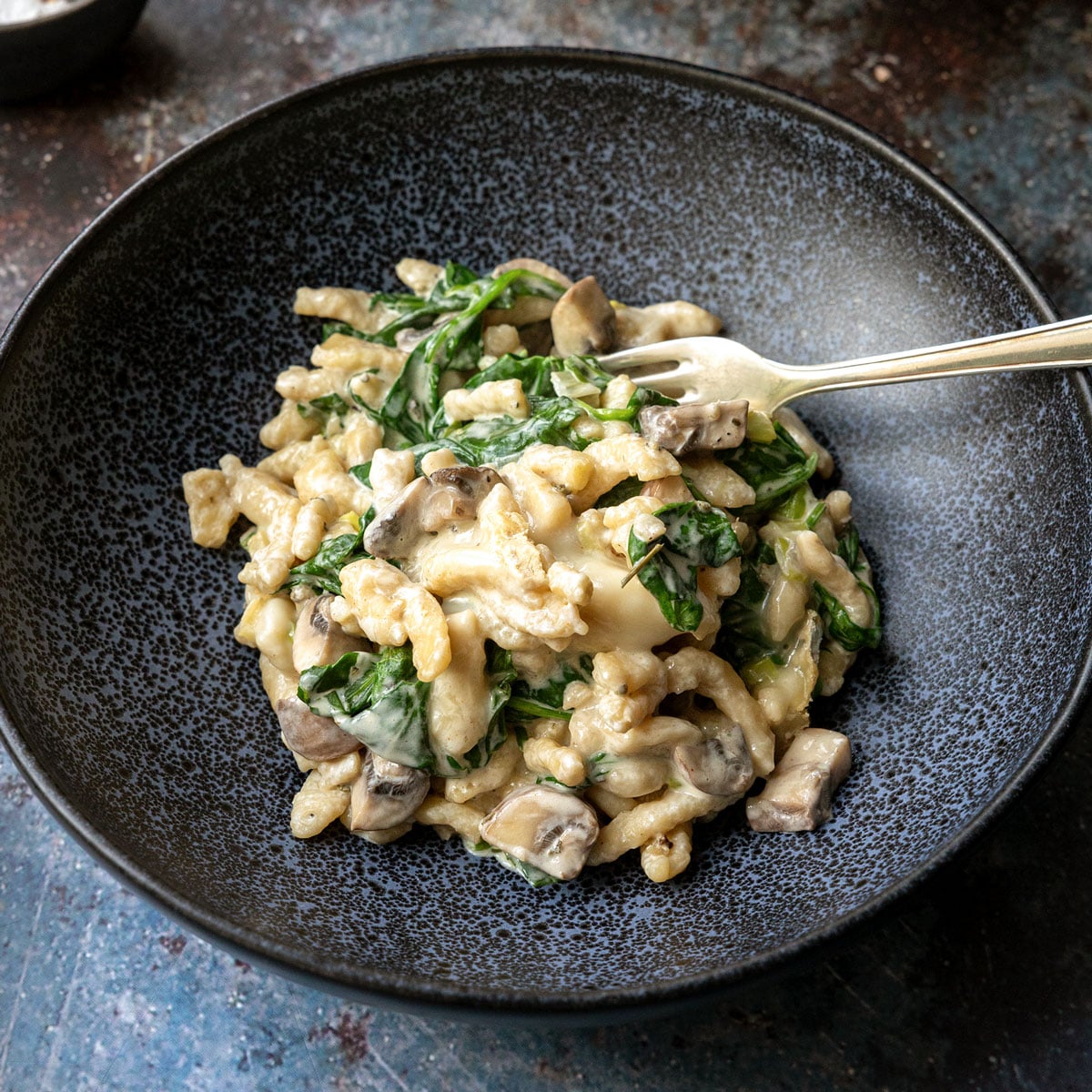 Spätzle-Pfanne mit Champignons und Spinat 
