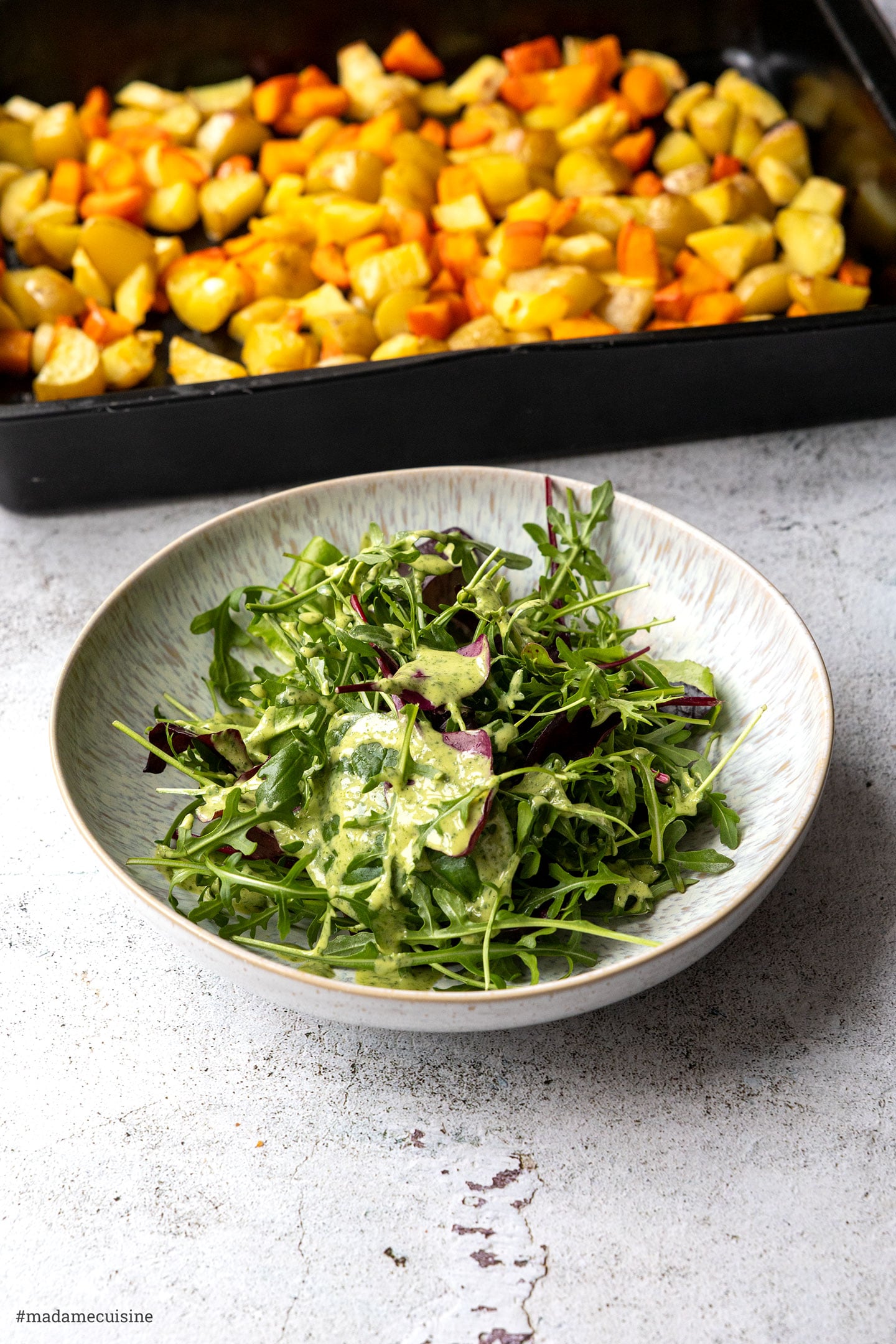 Blattsalate auf Tellern verteilen