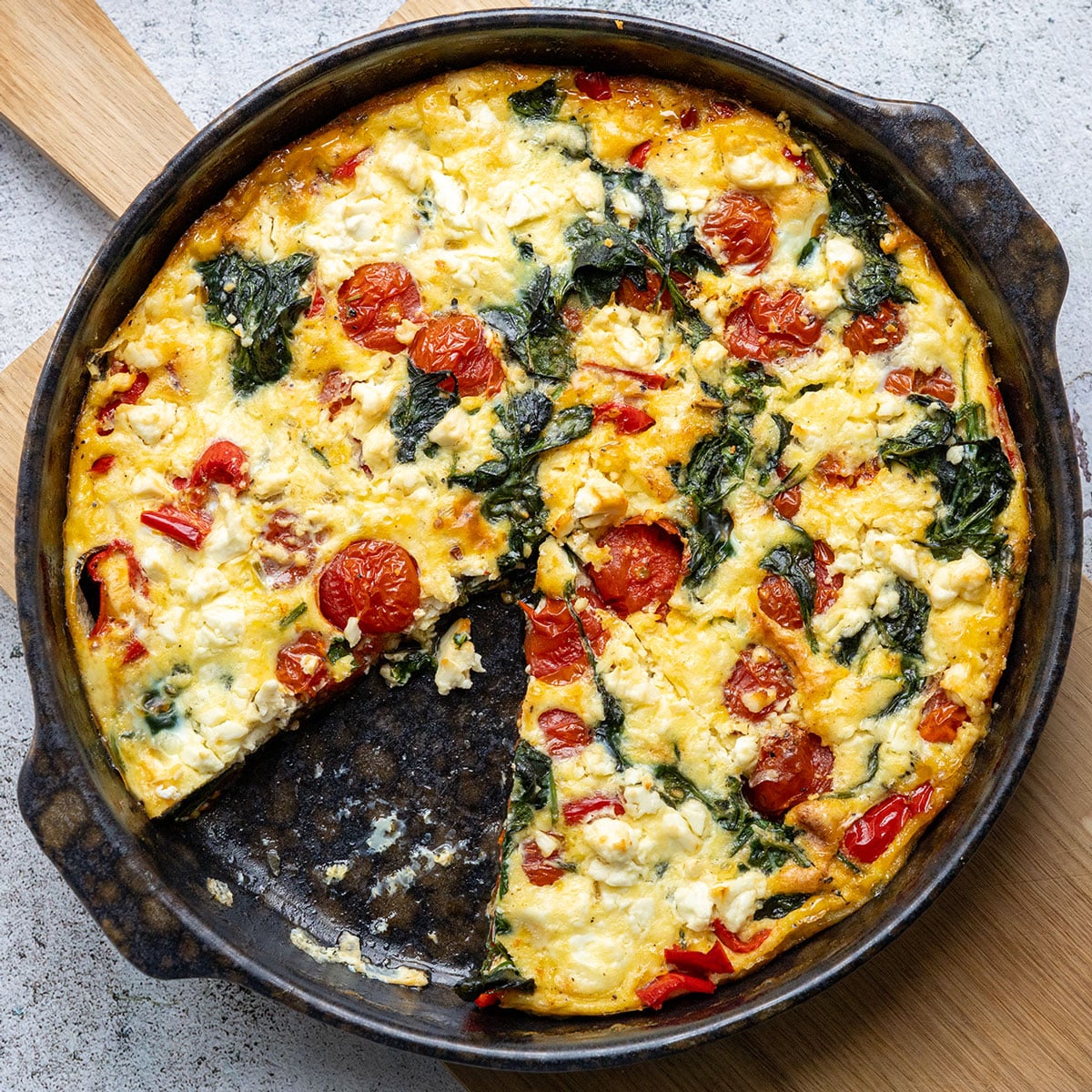Frittata mit Tomaten, Paprika und Spinat: einfaches Ofenrezept
