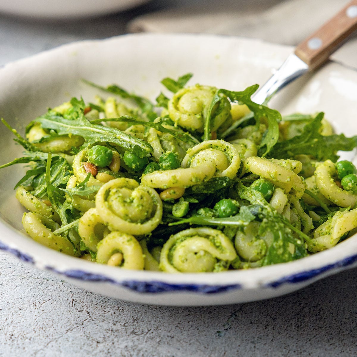 Nudelsalat mit Erbsen-Rucola-Pesto 