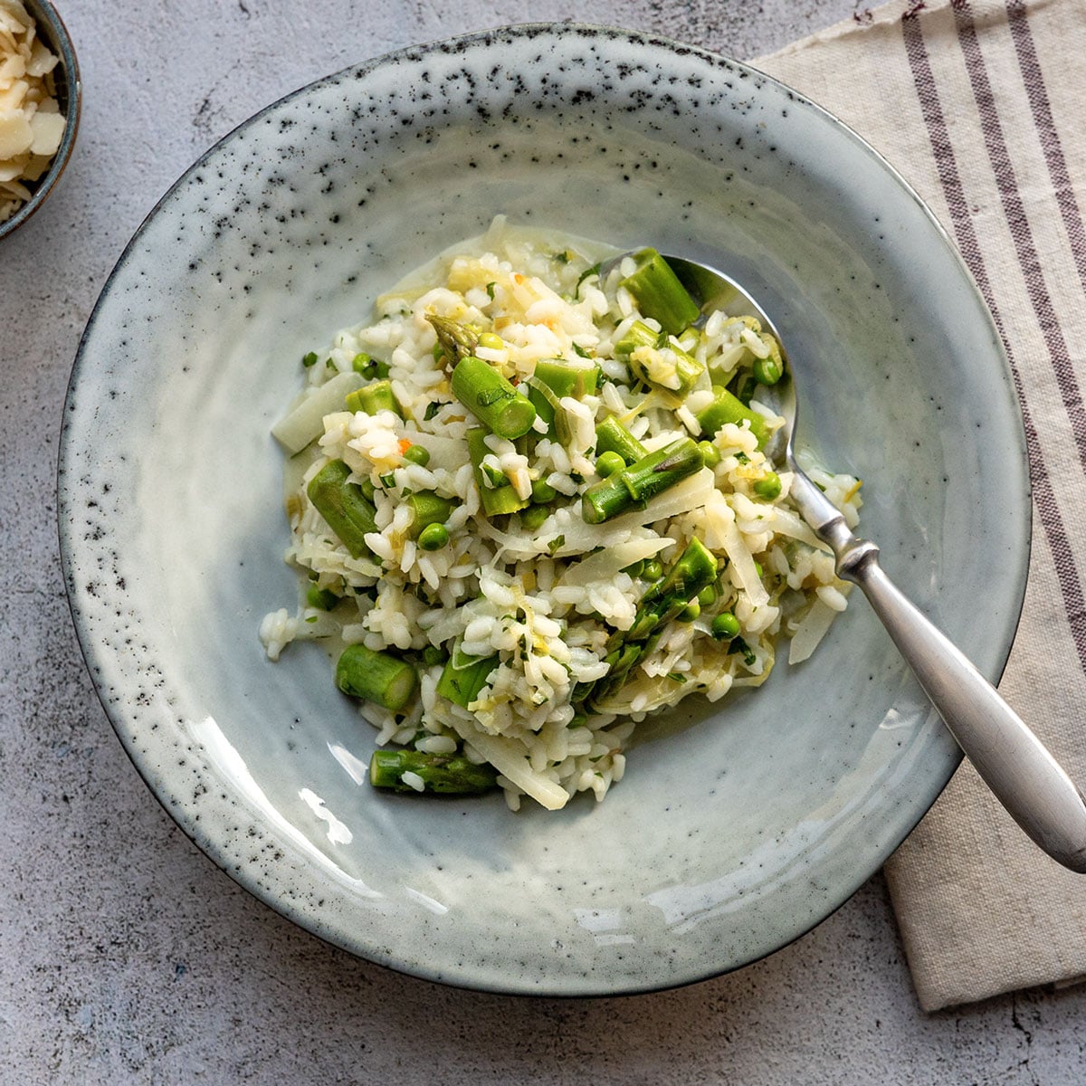 Risotto Primavera mit grünem Spargel, Erbsen und Kohlrabi