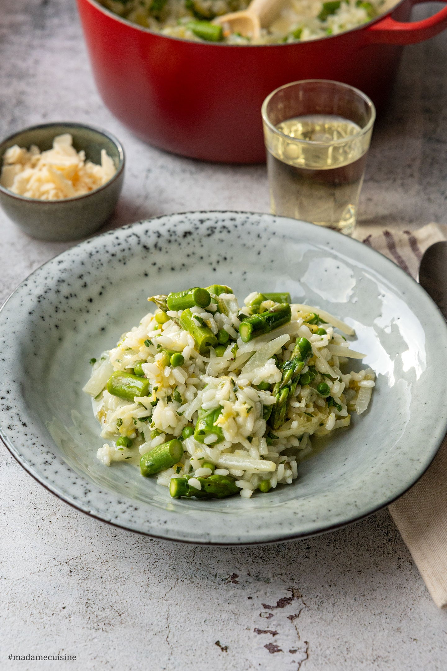 Risotto Primavera mit grünem Spargel, Erbsen und Kohlrabi