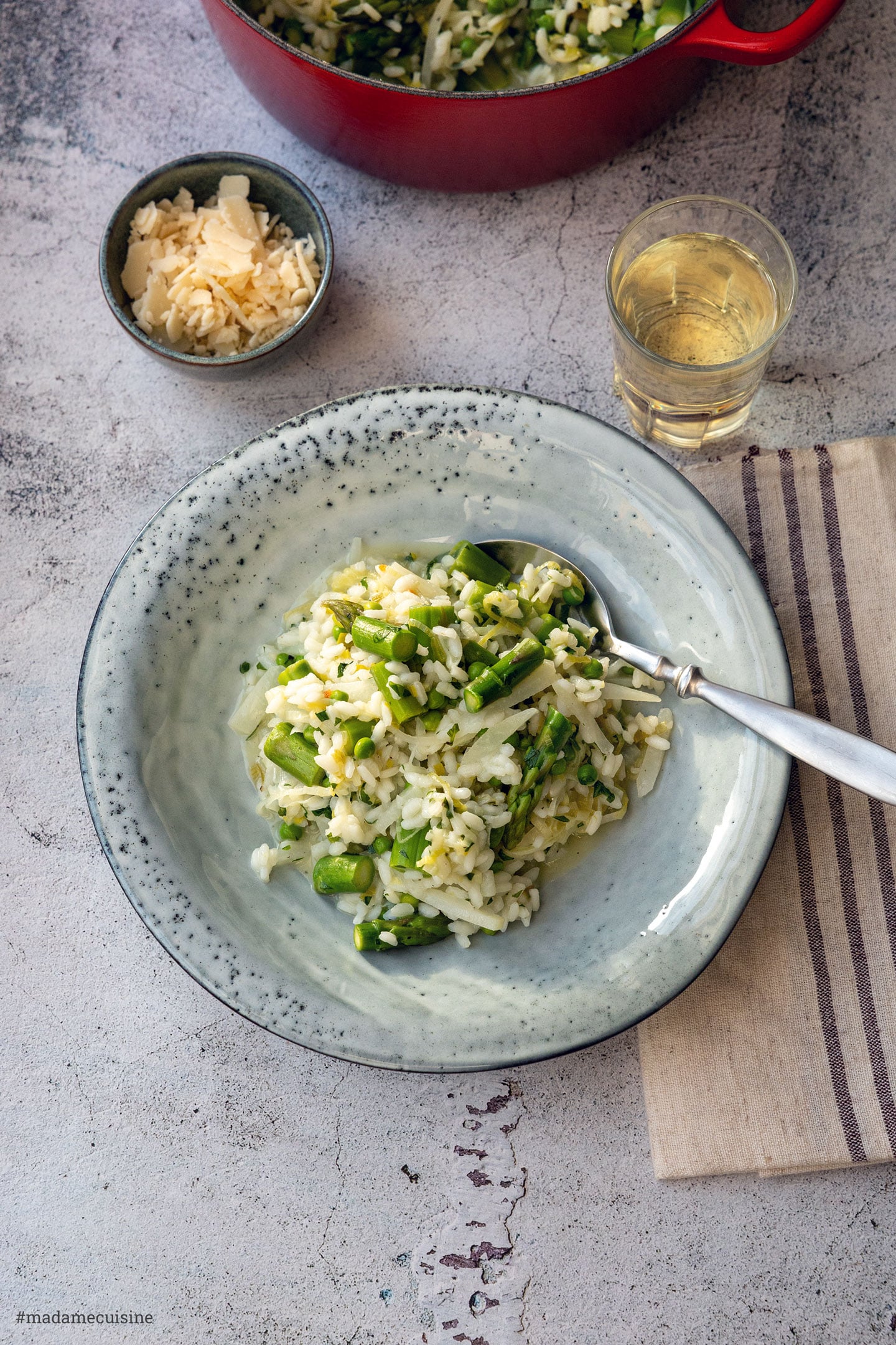 Risotto Primavera mit grünem Spargel, Erbsen und Kohlrabi