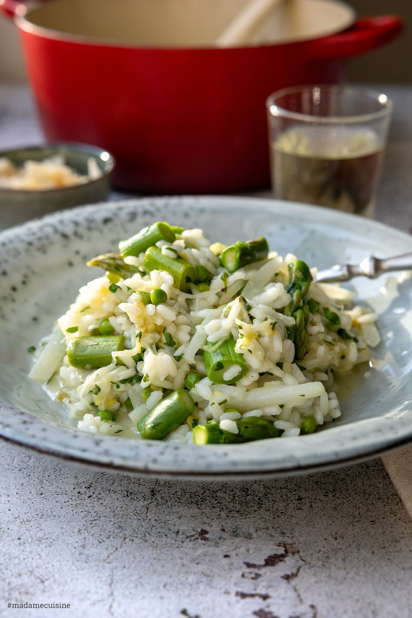 Risotto Primavera mit grünem Spargel, Erbsen und Kohlrabi