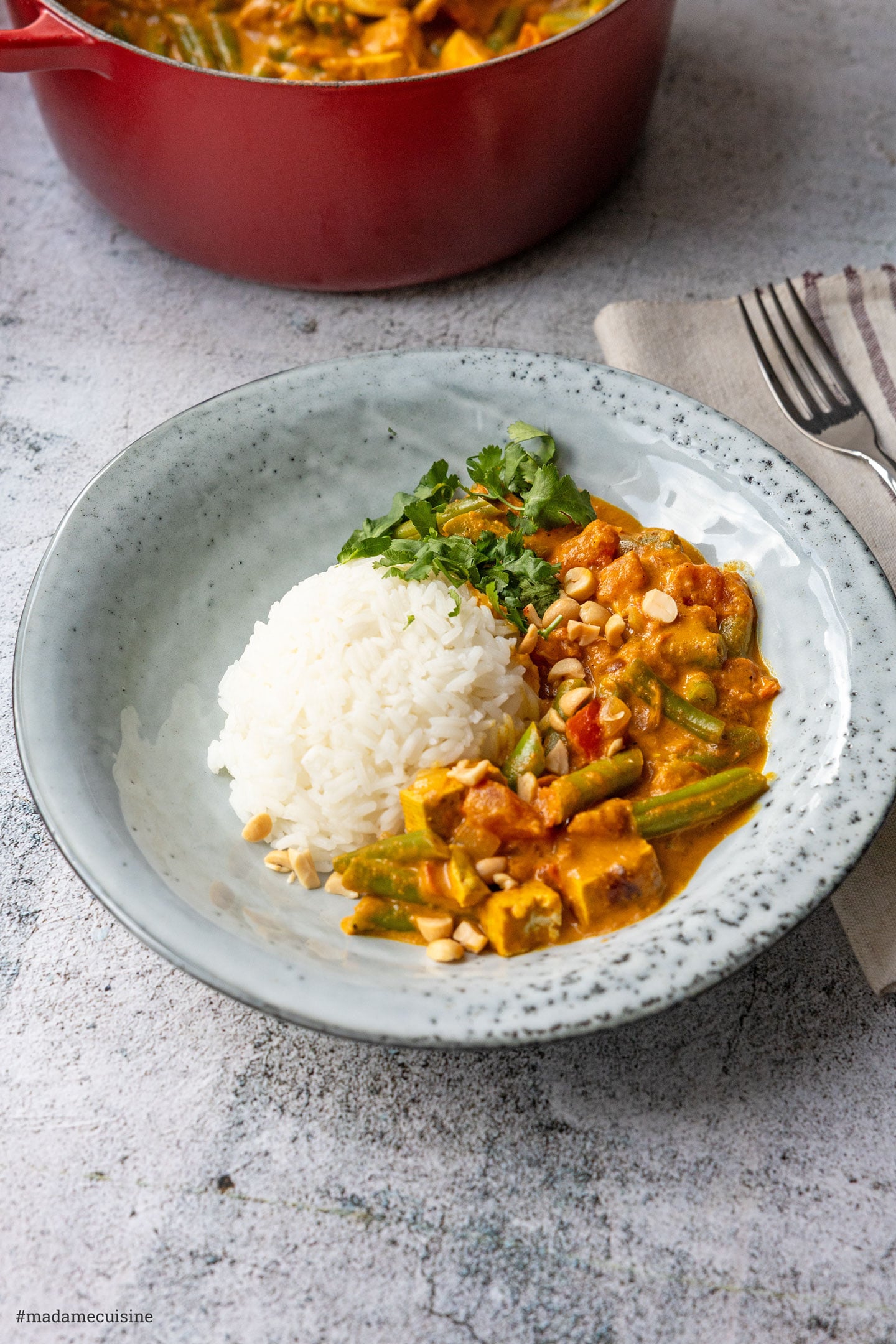 Mit Basmatireis, gehackten Erdnüssen und Koriander