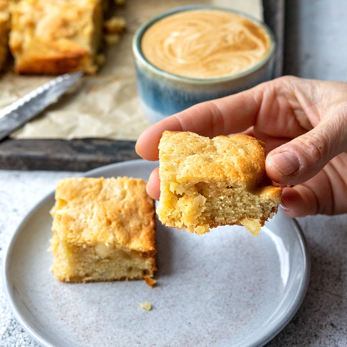 Blondies mit Apfel und weißer Schoko 