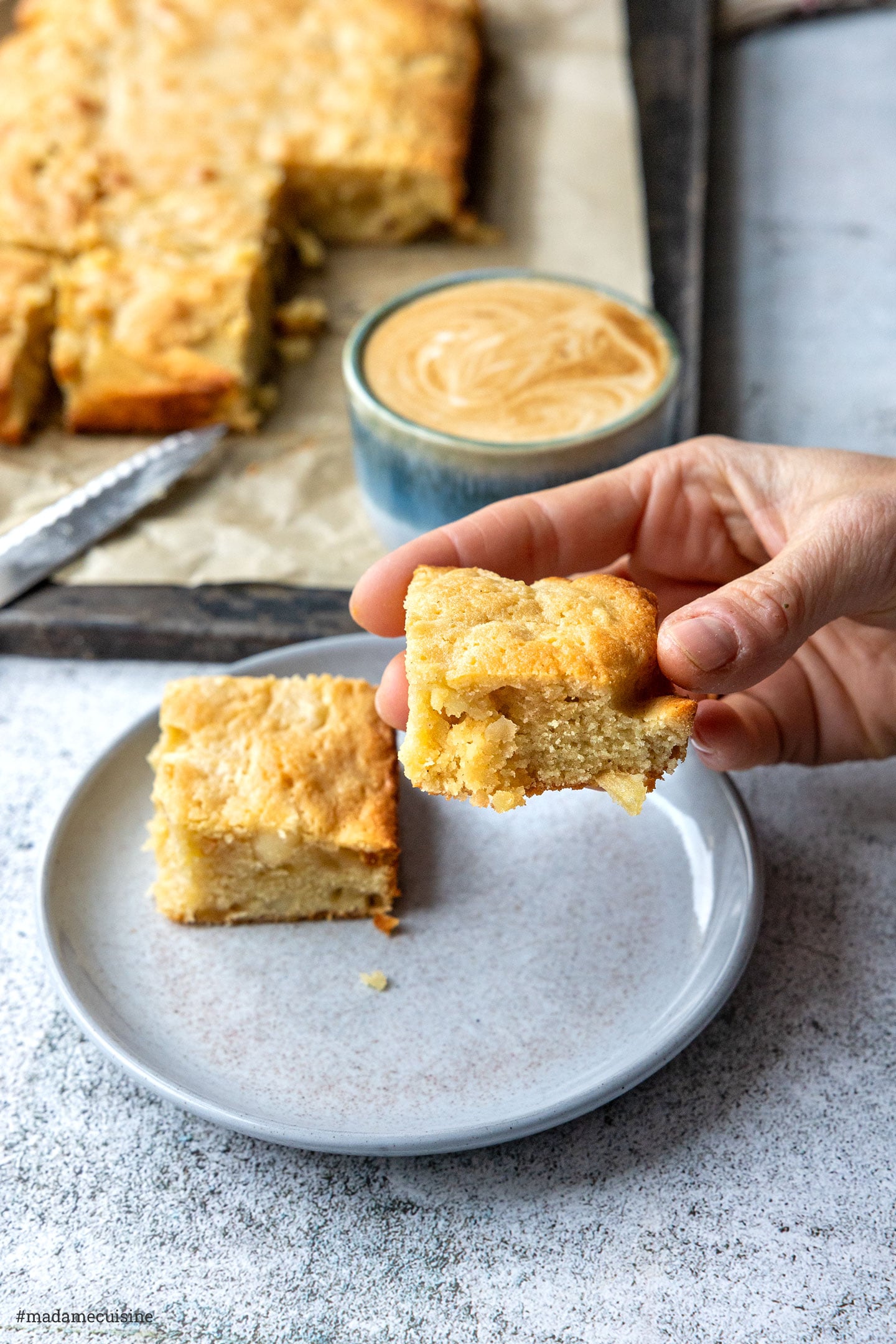Blondies mit Apfel und weißer Schoko