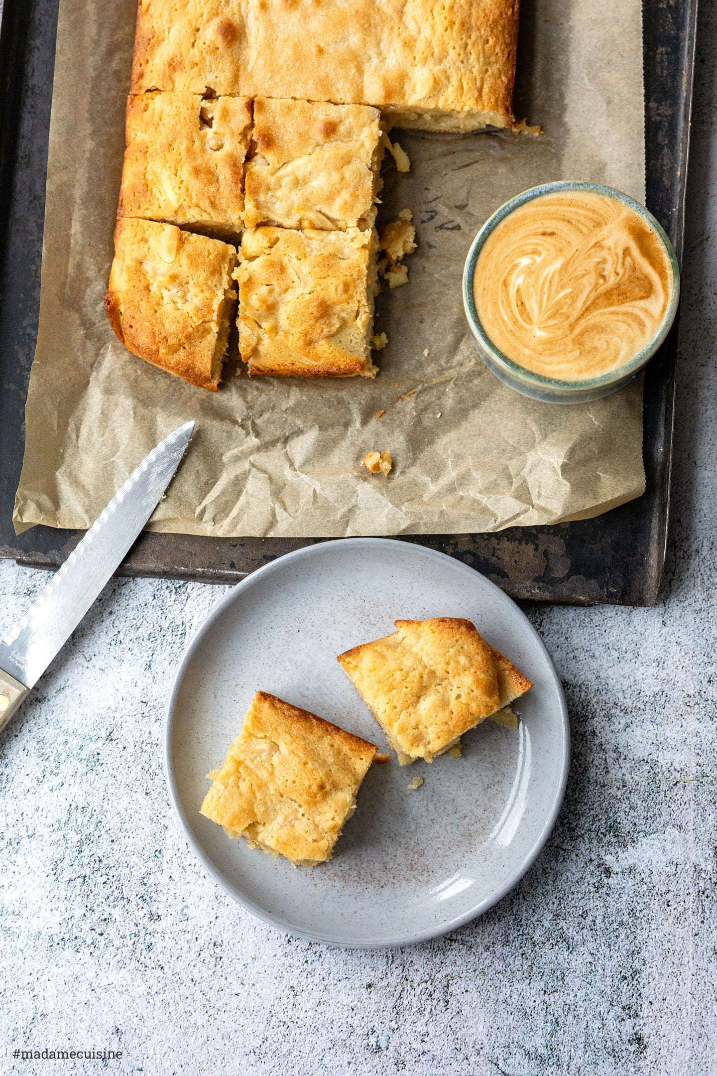 Blondies mit Apfel und weißer Schoko