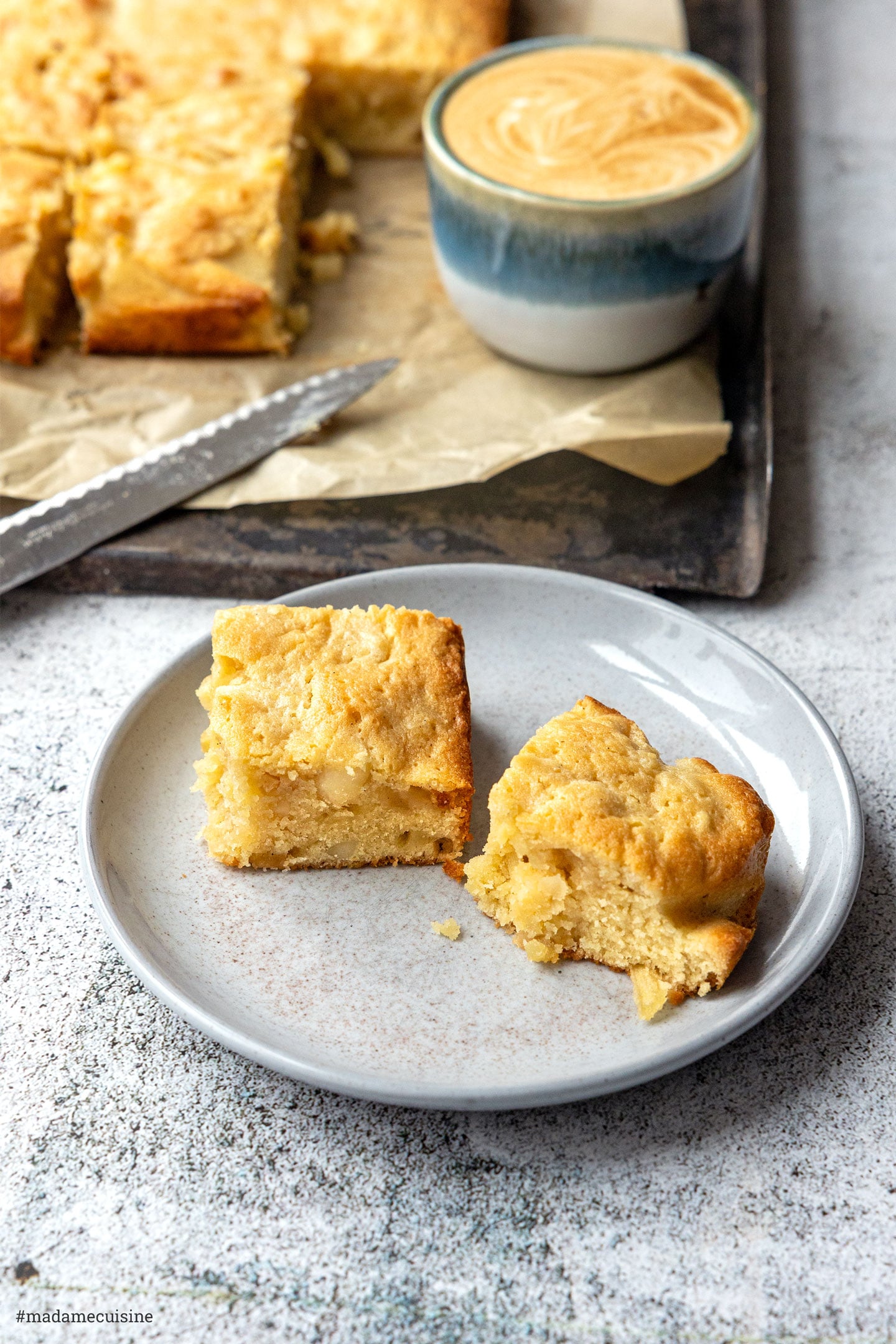 Blondies mit Apfel und weißer Schoko