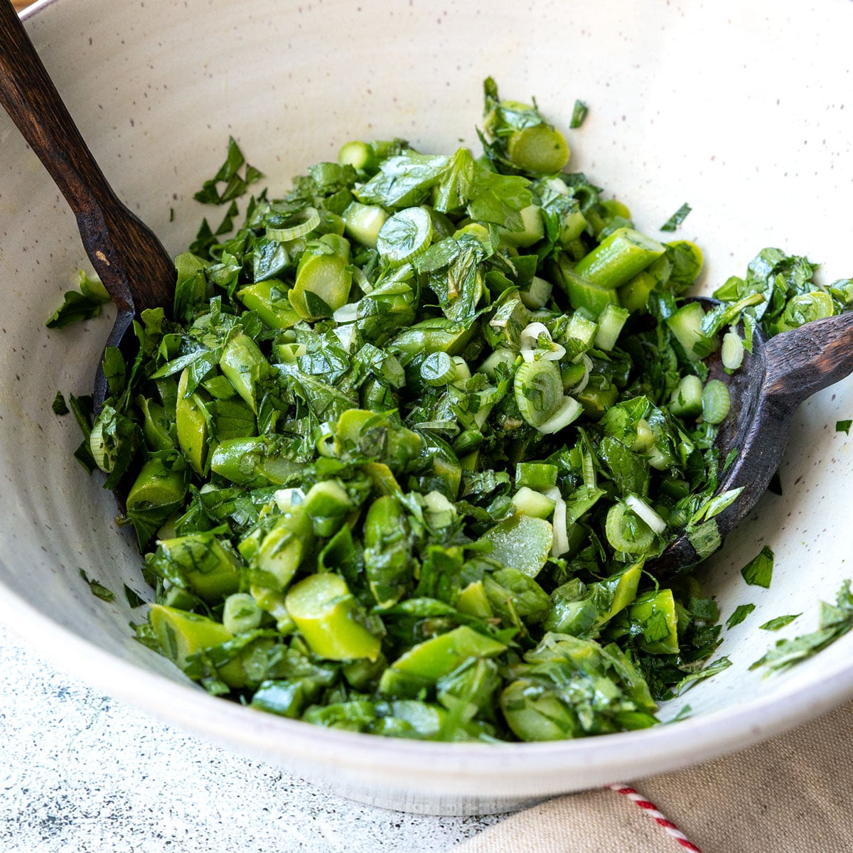 Grüner Spargelsalat mit Kräutern und Zitronen-Dressing