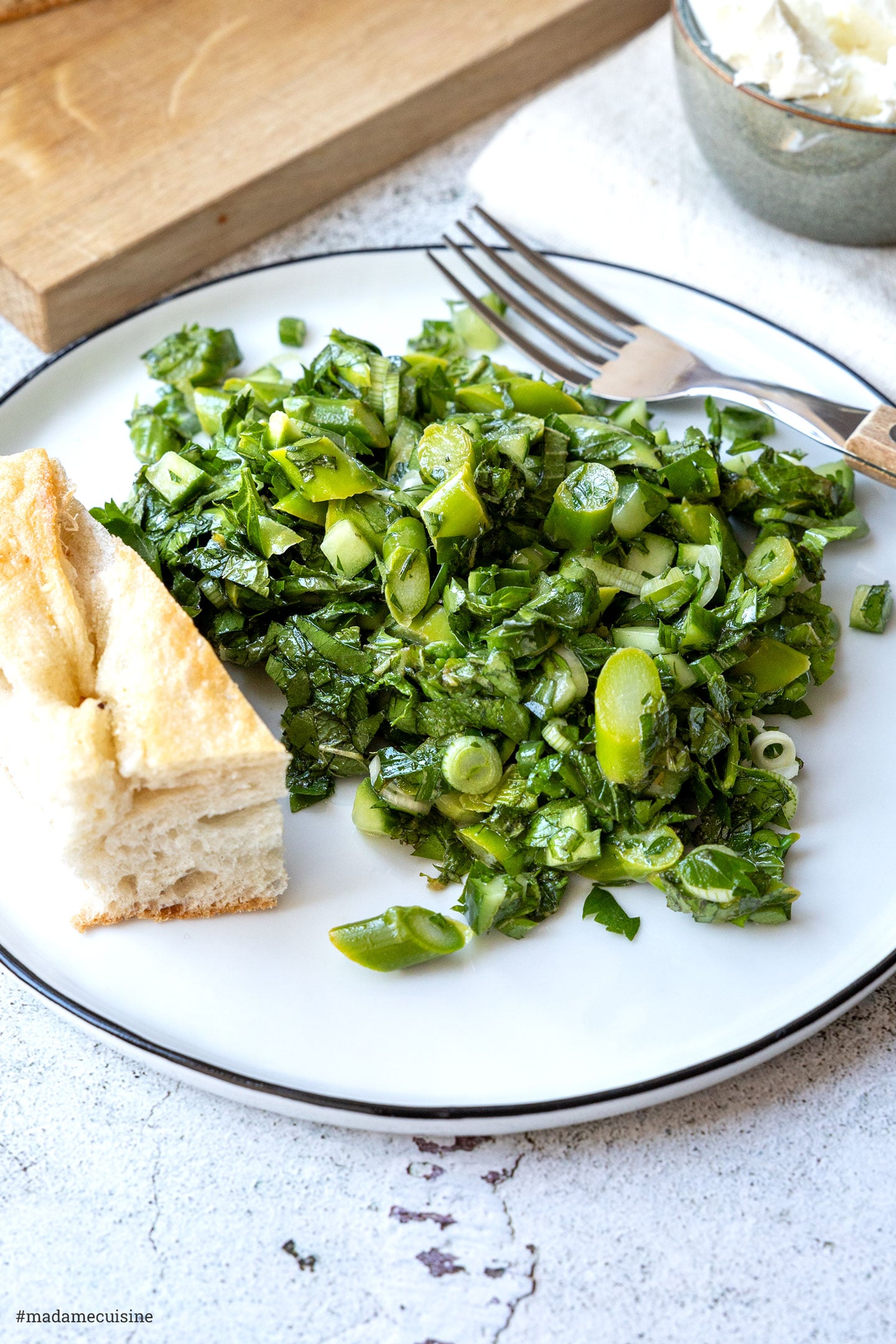 Grüner Spargelsalat mit Kräutern und Zitronen-Dressing