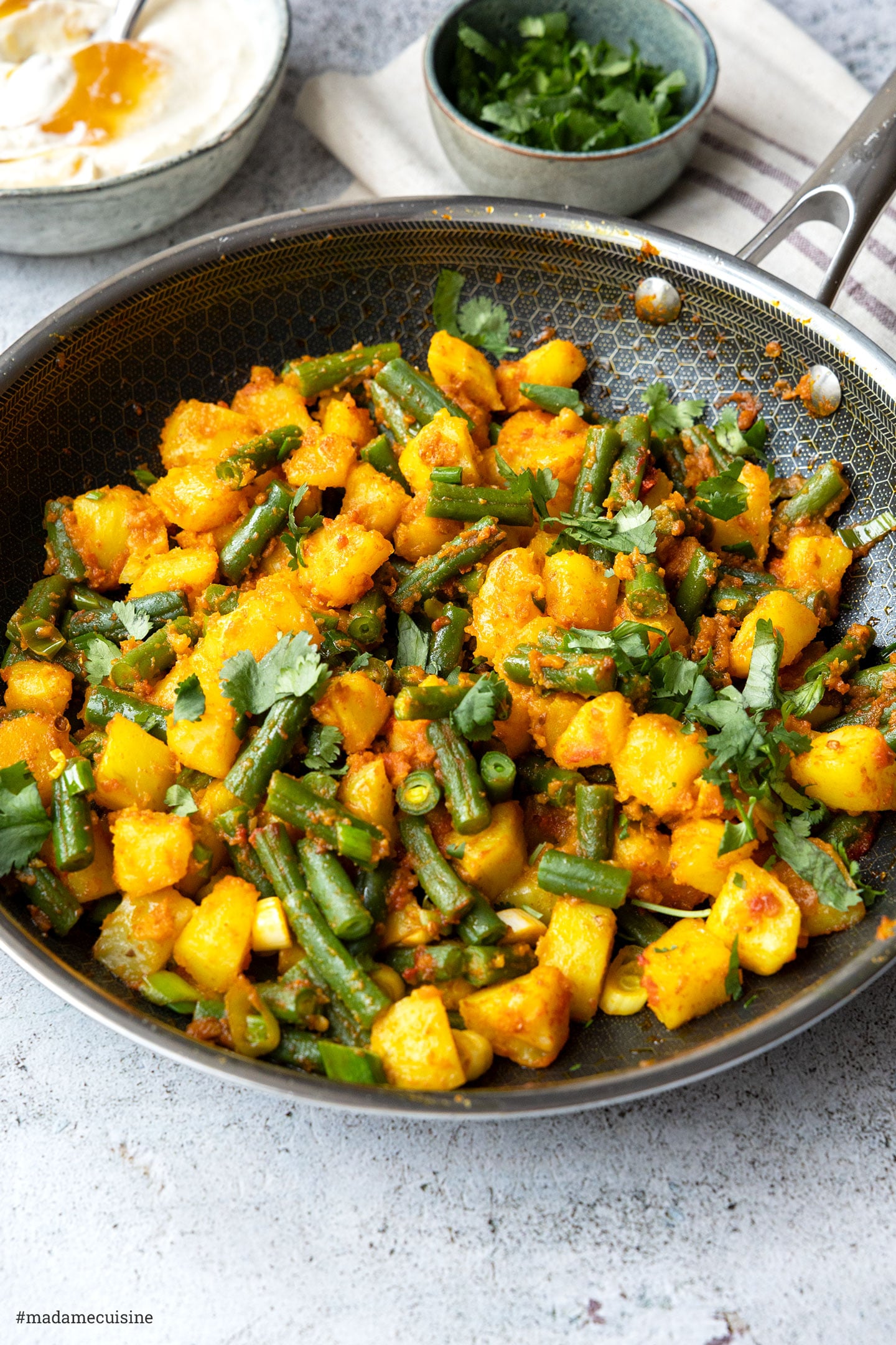 Kartoffel-Bohnen-Pfanne mit Joghurt-Dip