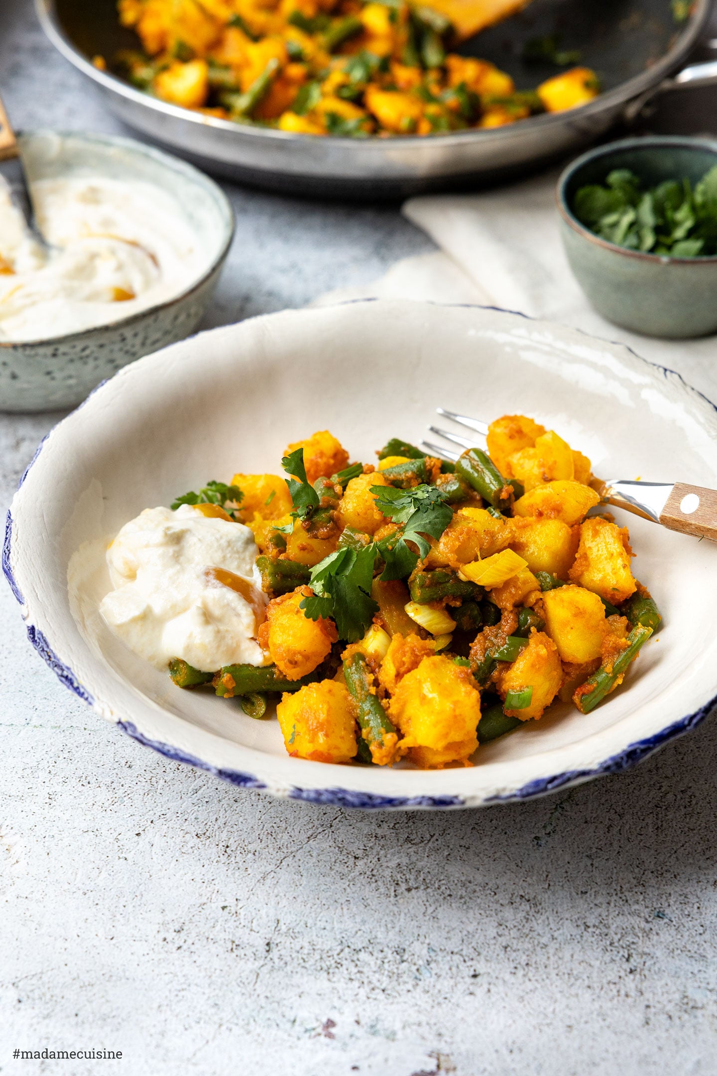 Kartoffel-Bohnen-Pfanne mit Joghurt-Dip