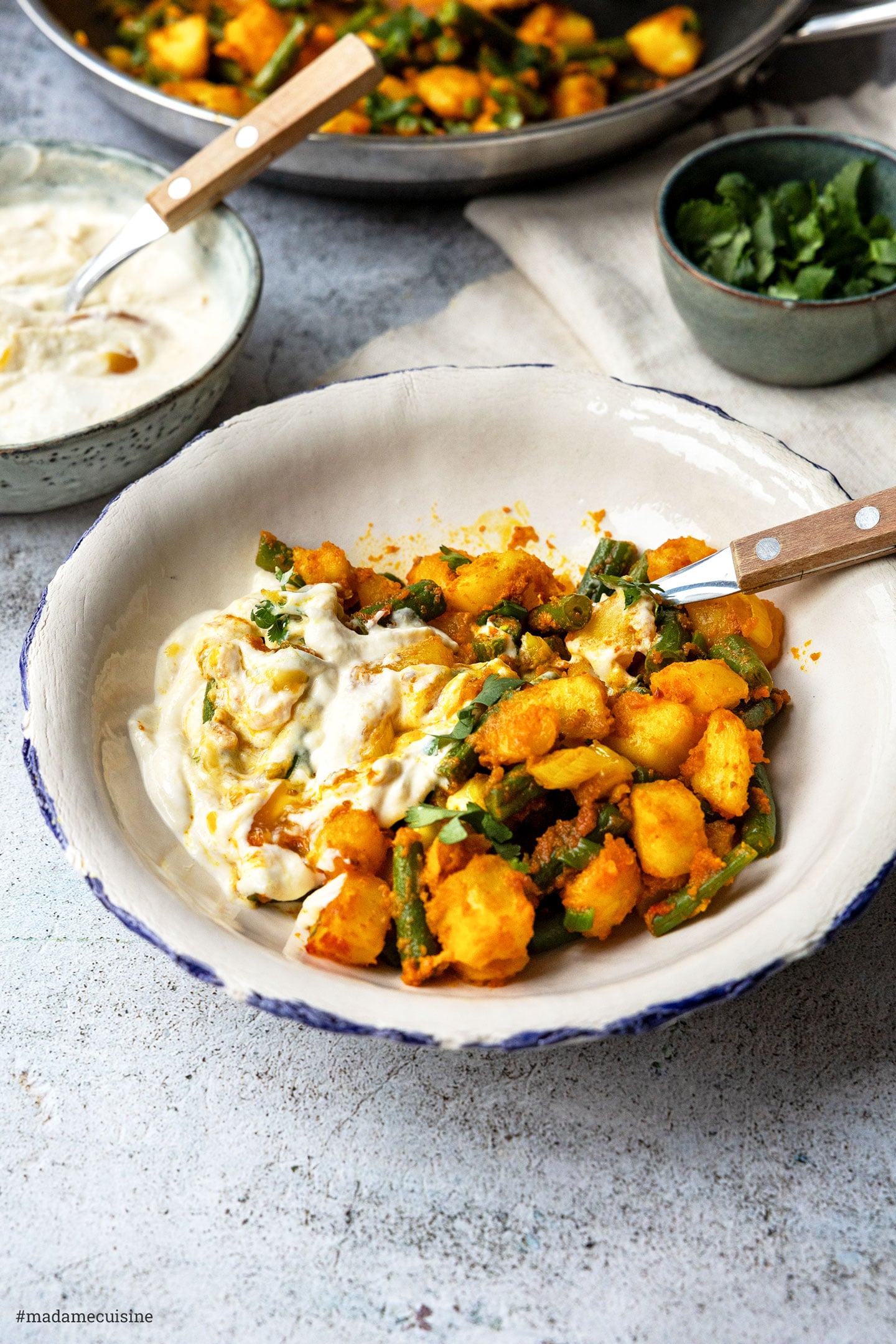 Kartoffel-Bohnen-Pfanne mit Joghurt-Dip