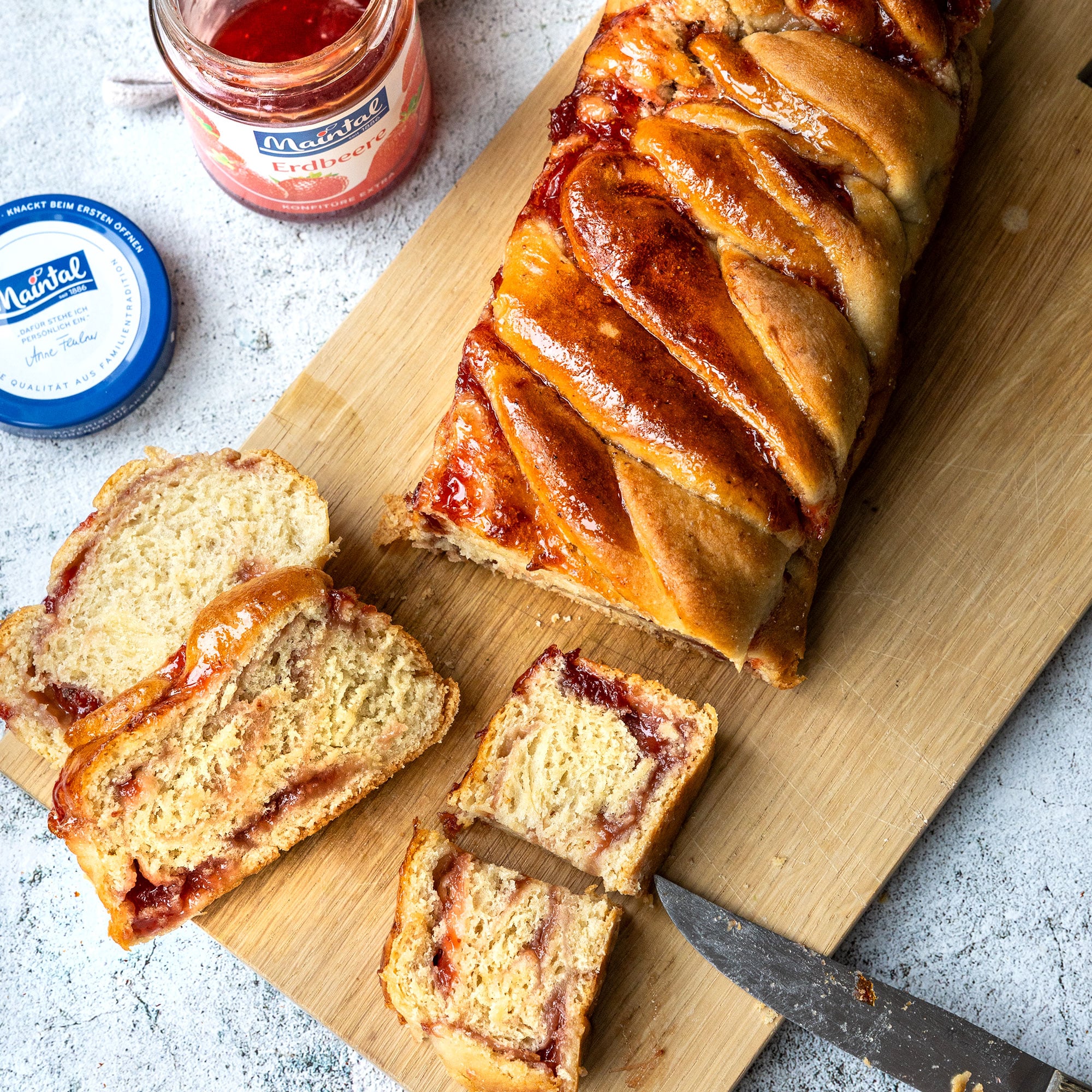 Vegane Babka Rezept mit Erdbeer-Konfitüre - fluffig & einfach