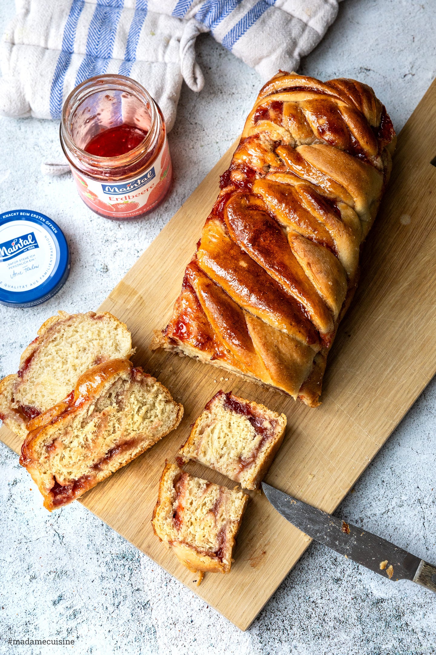 vegane Babka mit Erdbeer-Konfitüre in Scheiben geschnitten