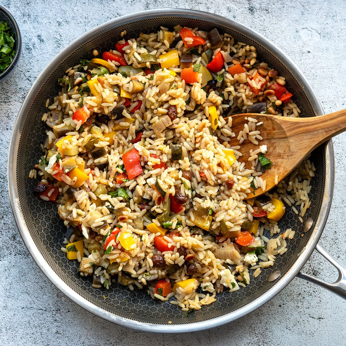 Mediterrane Reispfanne mit Gemüse und Feta (vegetarisch)