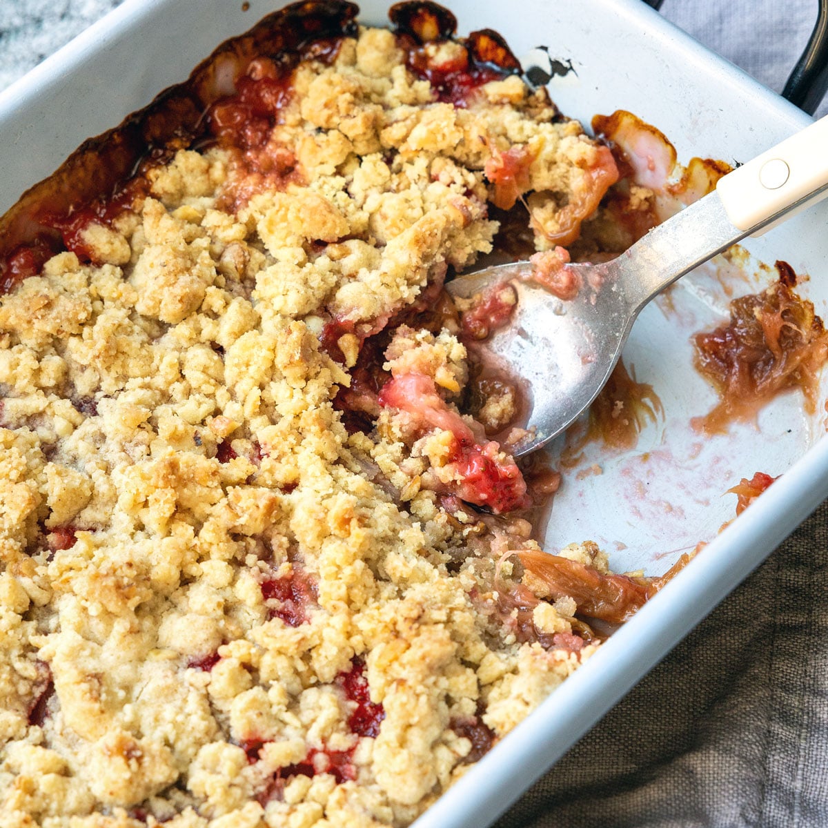 Rhabarber-Crumble mit Vanilleeis - schnell & unwiderstehlich