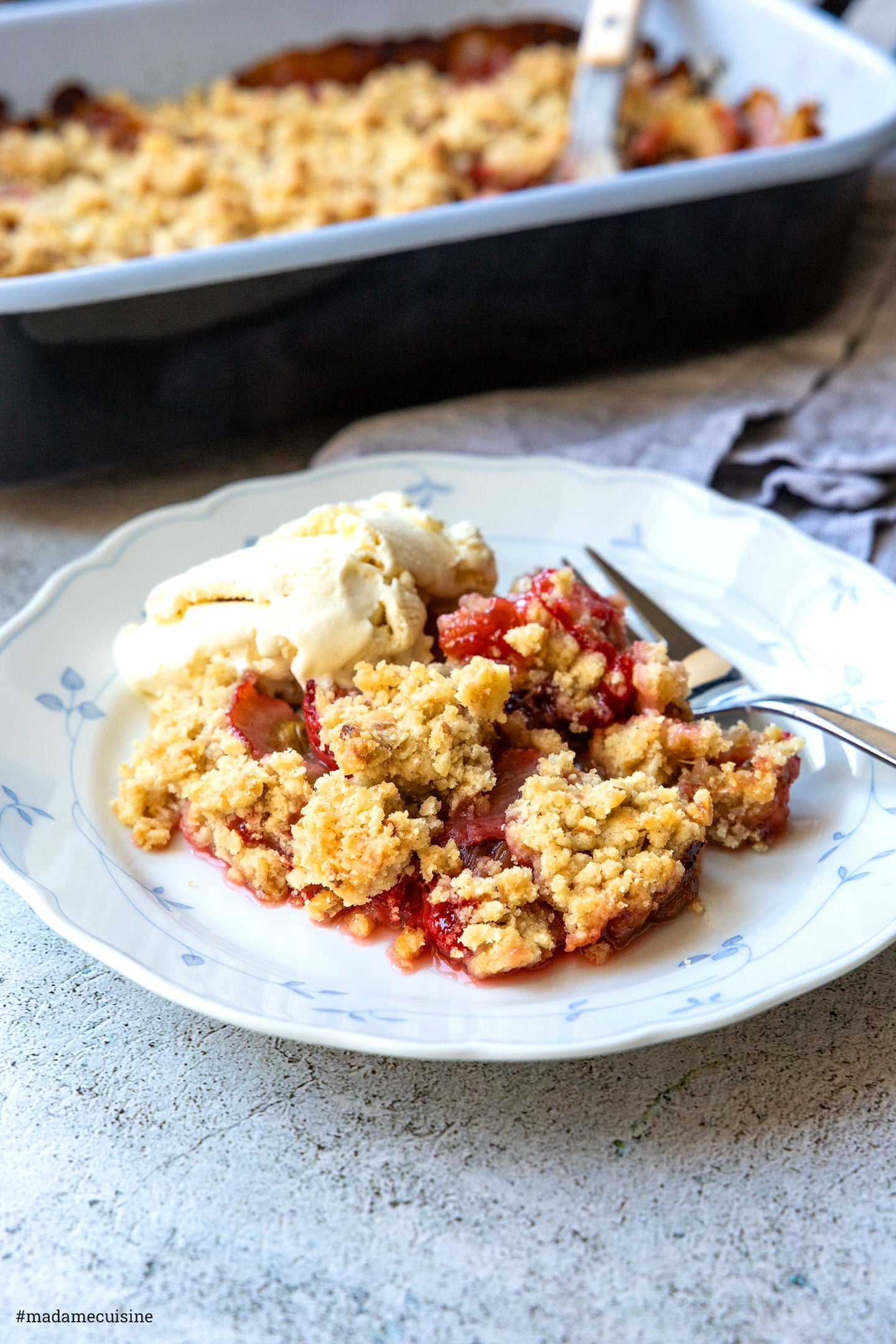 Rhabarber-Crumble mit Vanilleeis