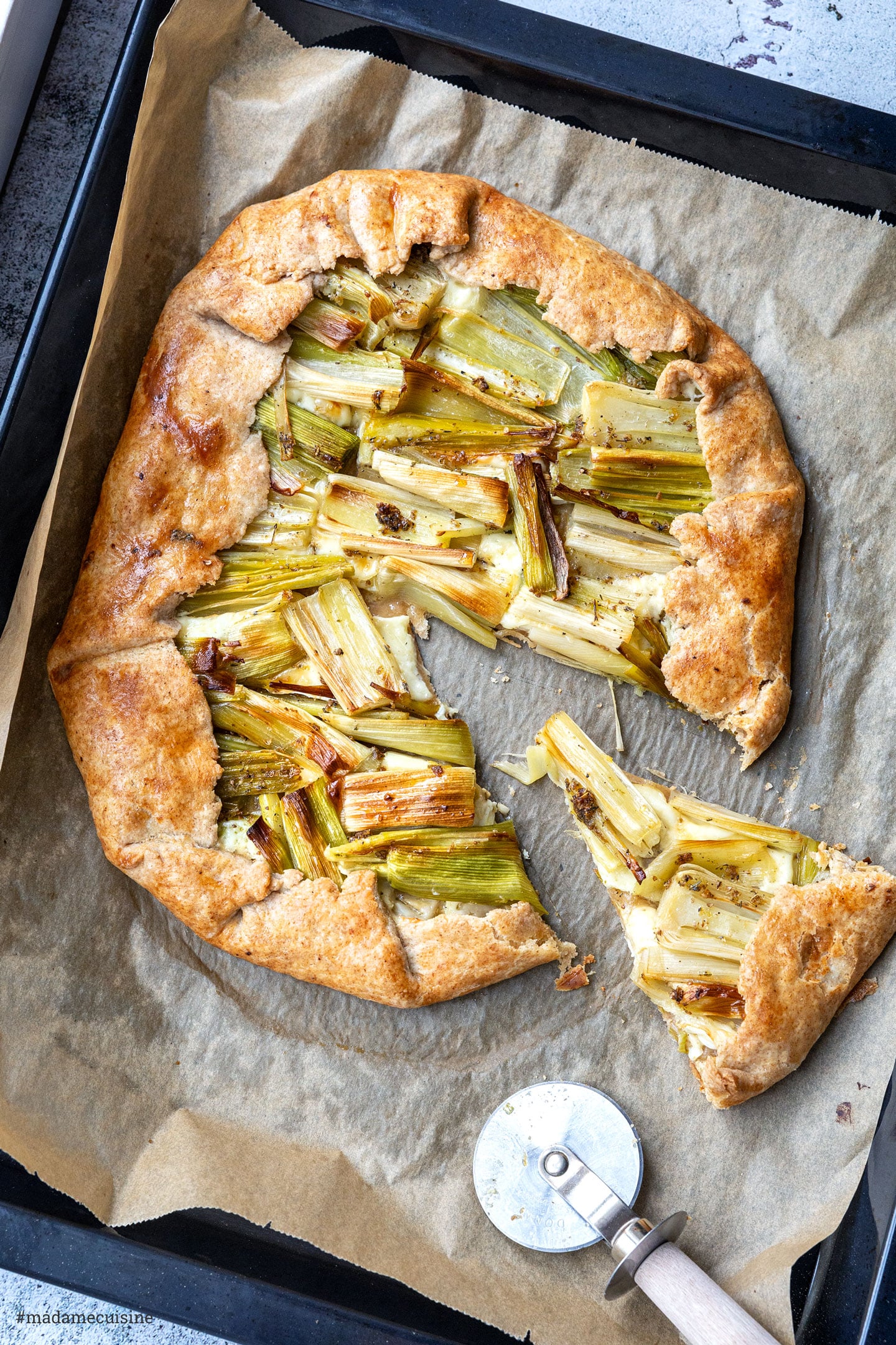 Aufgeschnittene Galette auf Backblech
