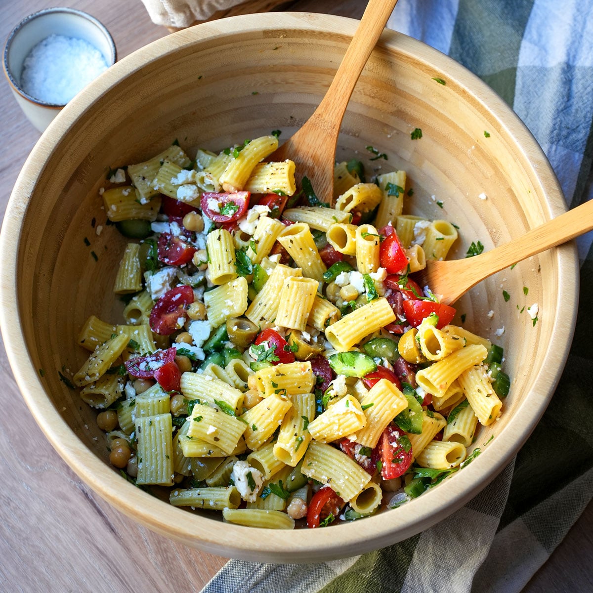 Nudelsalat mit Feta und Kichererbsen – mediterraner Sommersalat