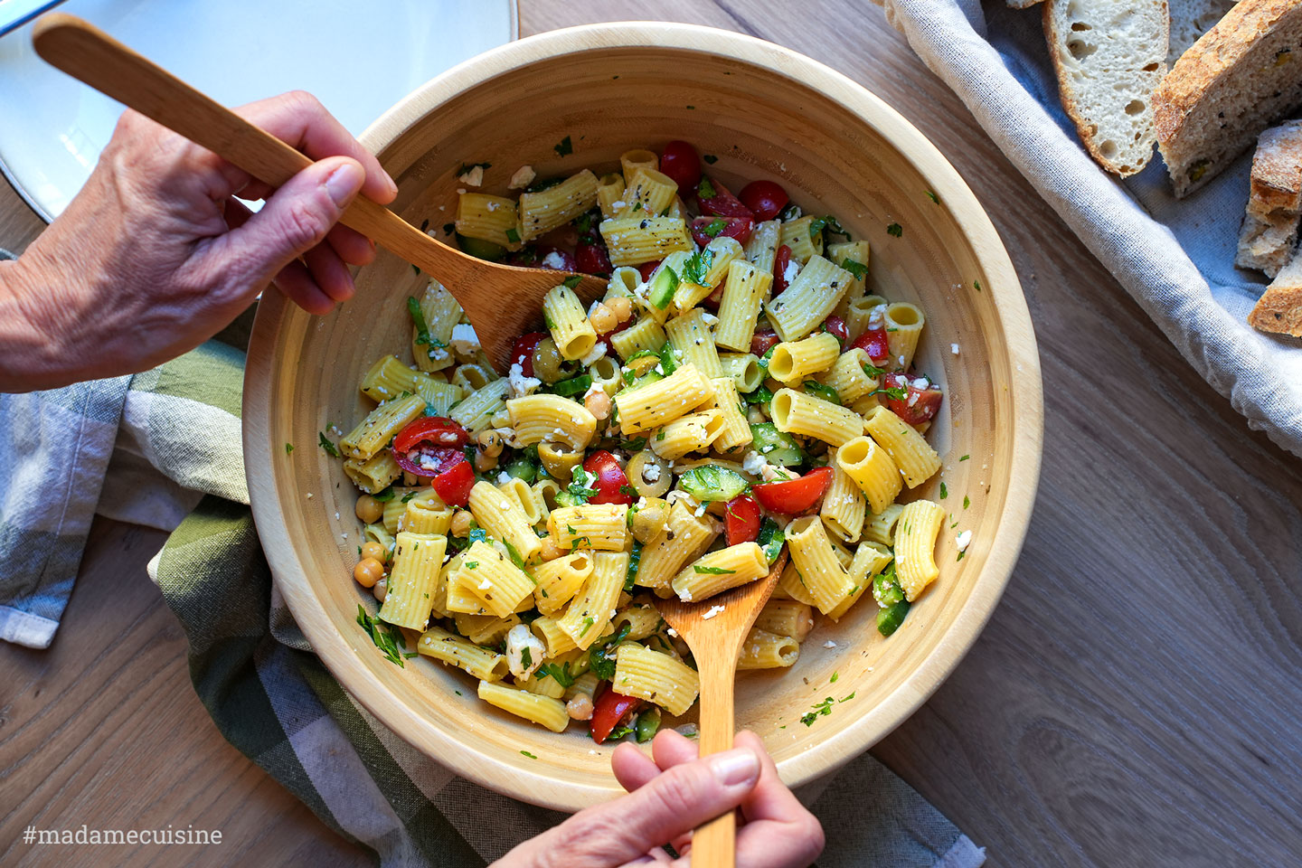 Nudelsalat mit Feta und Kichererbsen wird serviert