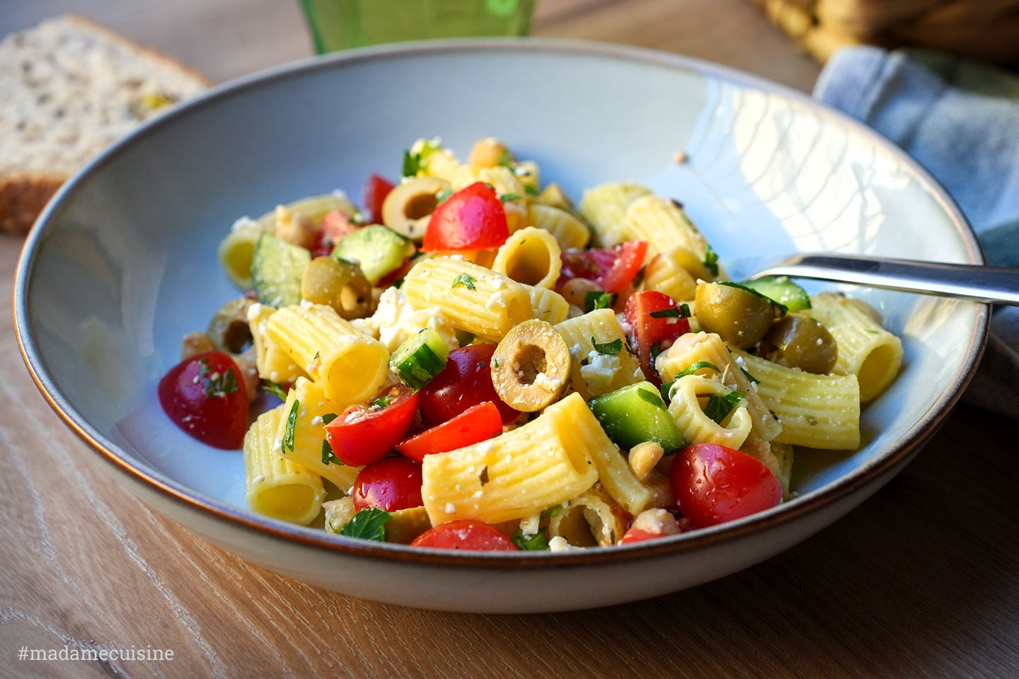 Nudelsalat mit Feta und Kichererbsen, mit Tortiglioni, Kirschtomaten, Gurke und Oliven