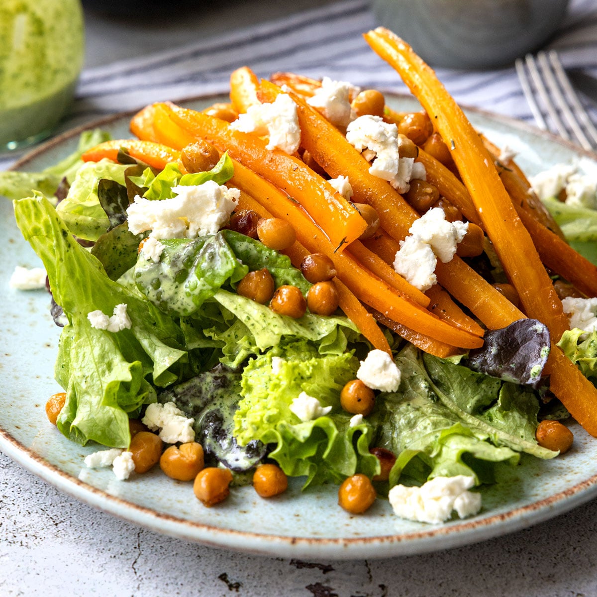 Salat mit Ofen-Karotten und Kichererbsen – cremig, würzig & leicht