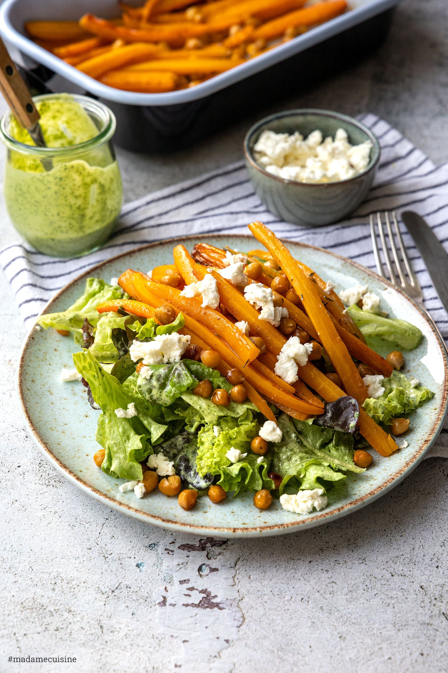 Salat mit Ofen-Karotten und Kichererbsen