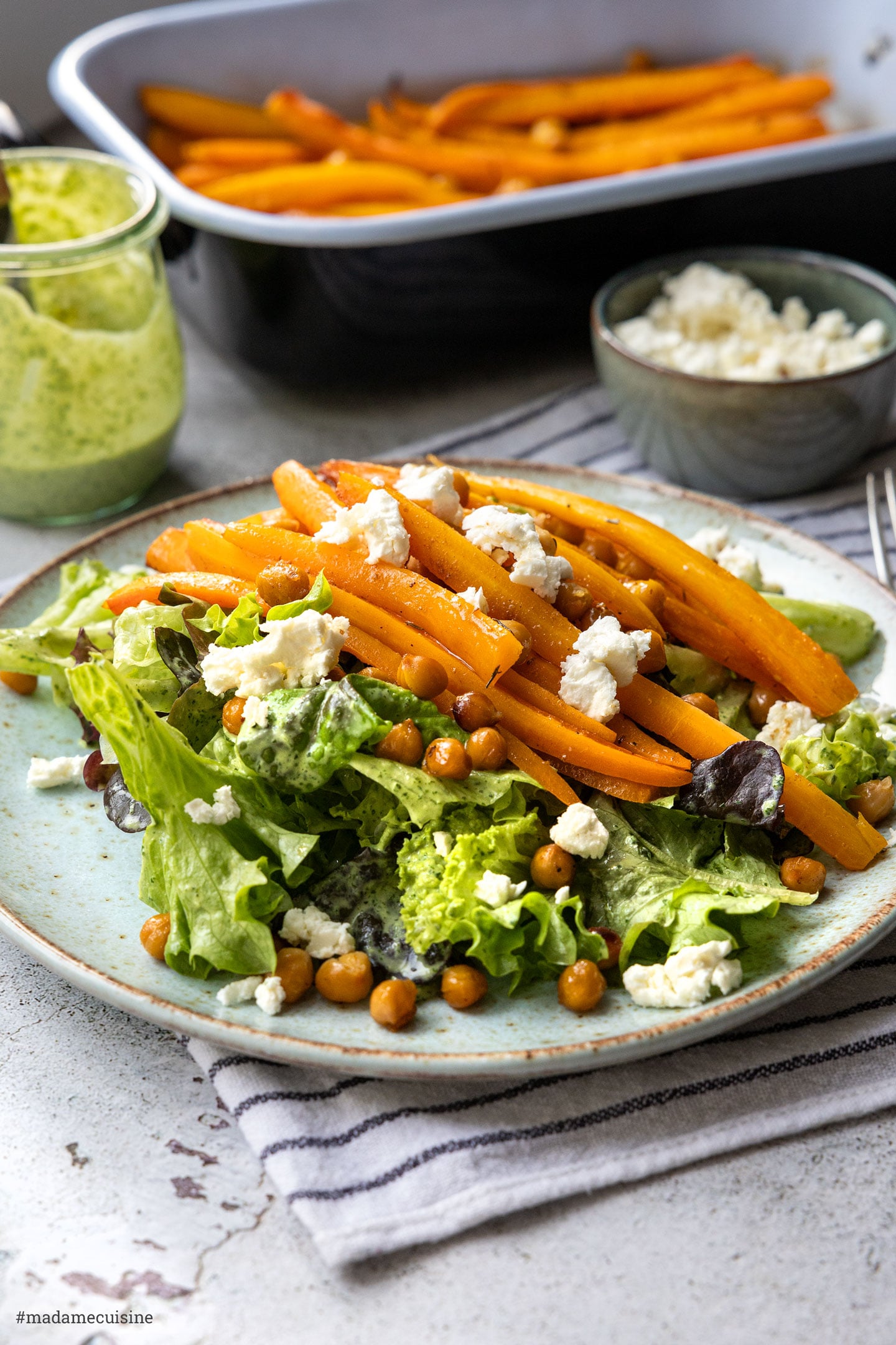 Salat mit Ofen-Karotten und Kichererbsen