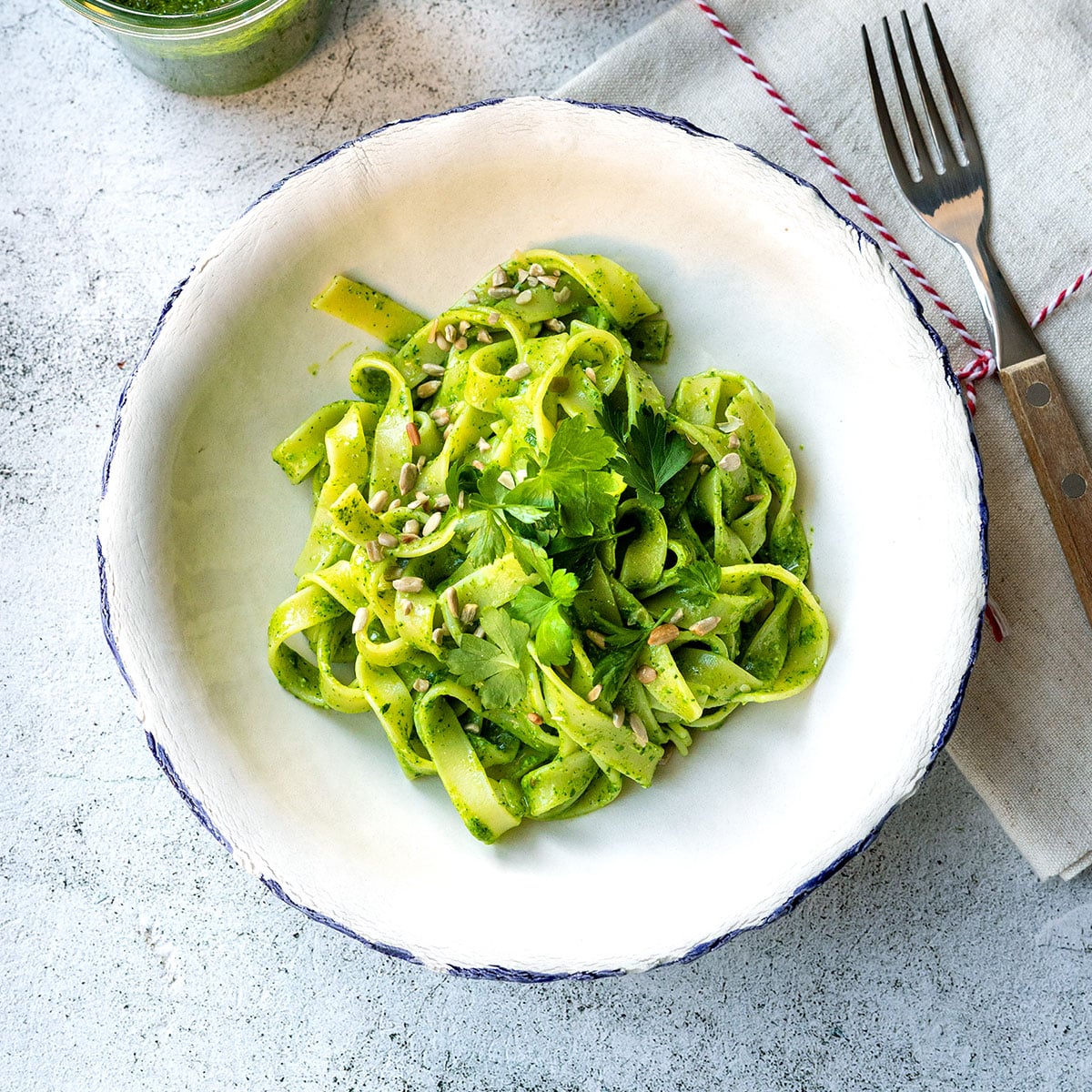 Pasta mit Hanfsamen-Pesto – cremig, gesund, in 15 Minuten fertig!