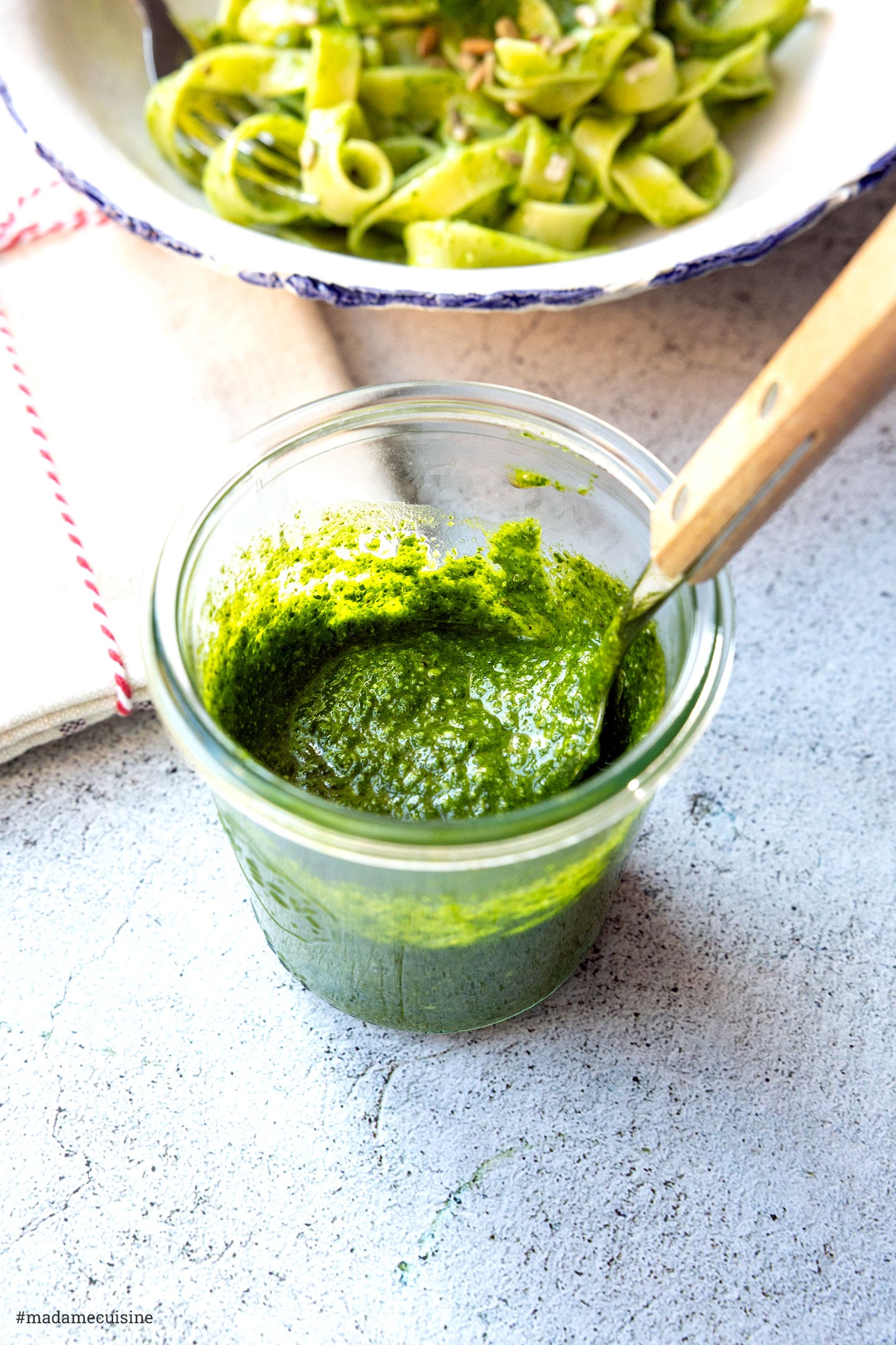 Cremiges Pesto mit Hanfsamen, Babyspinat, glatter Petersilie und Basilikum
