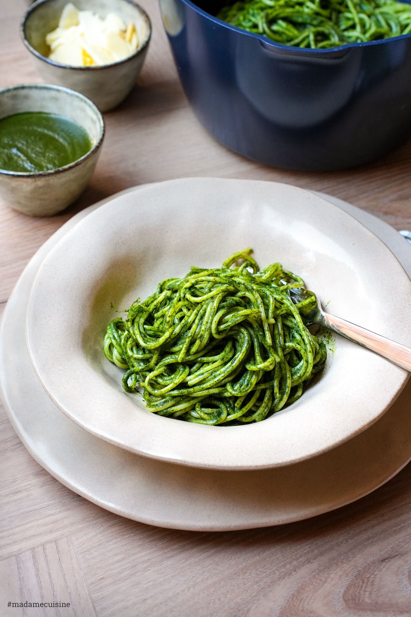 Tallarines Verdes – grüne Pasta mit Pekannüssen und Parmesan