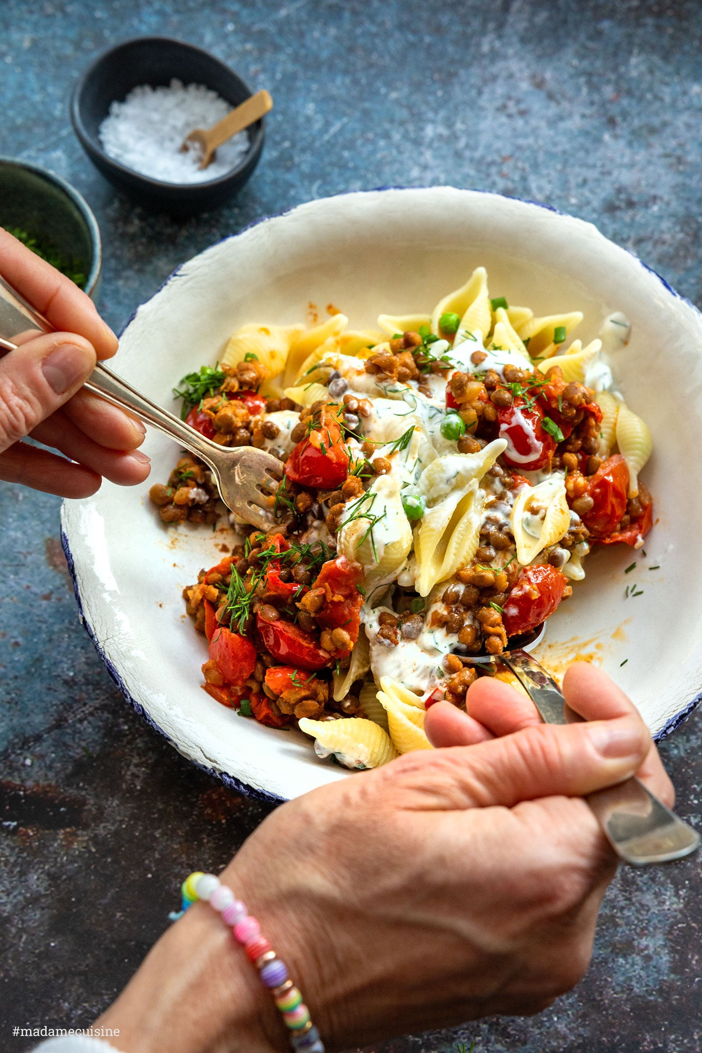 Türkische Pasta mit Linsen wird mit Gabel und Löffel vermengt