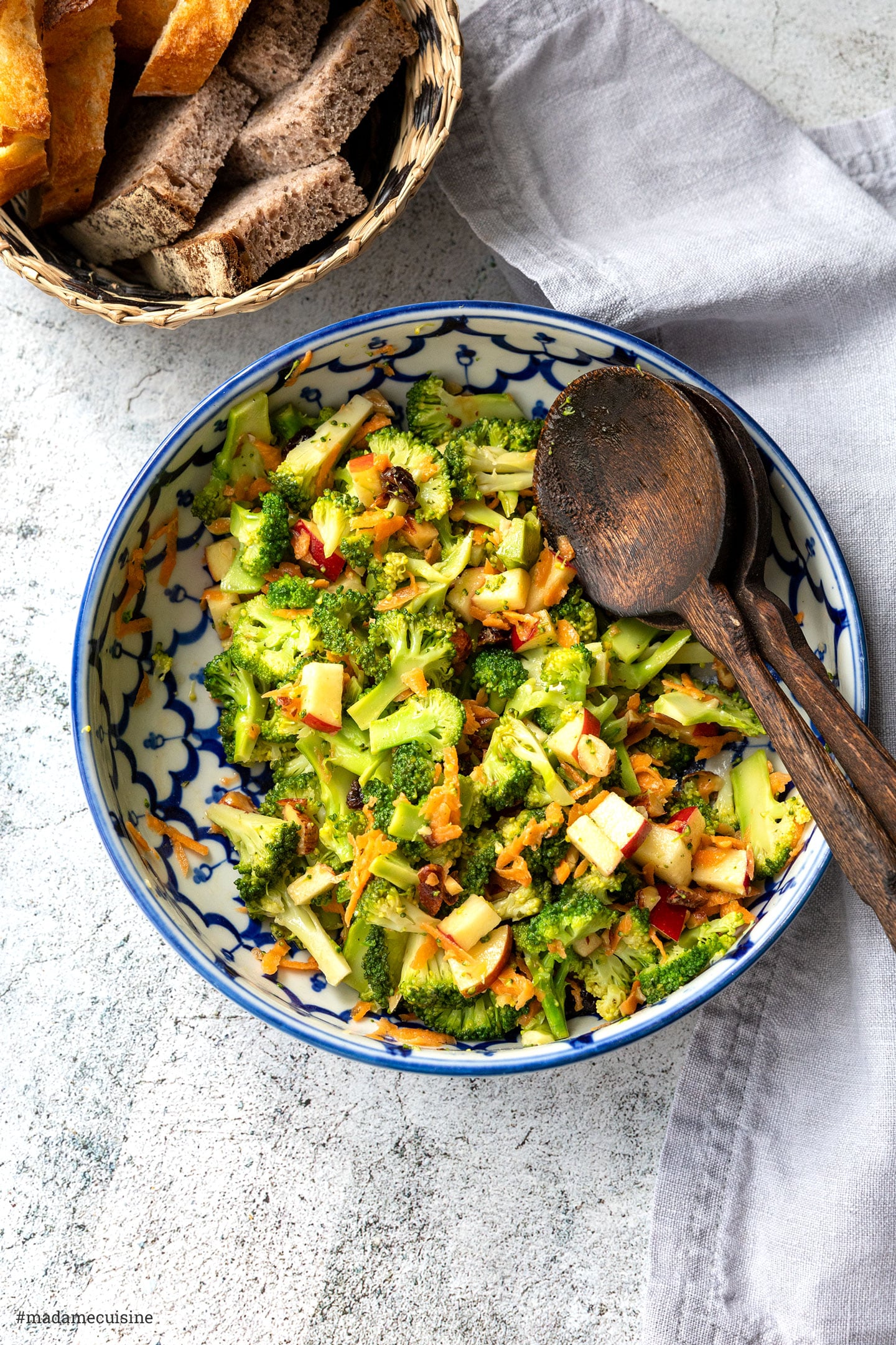 Frischer Sommersalat mit Brokkoli, Apfel und geraspelter Karotte
