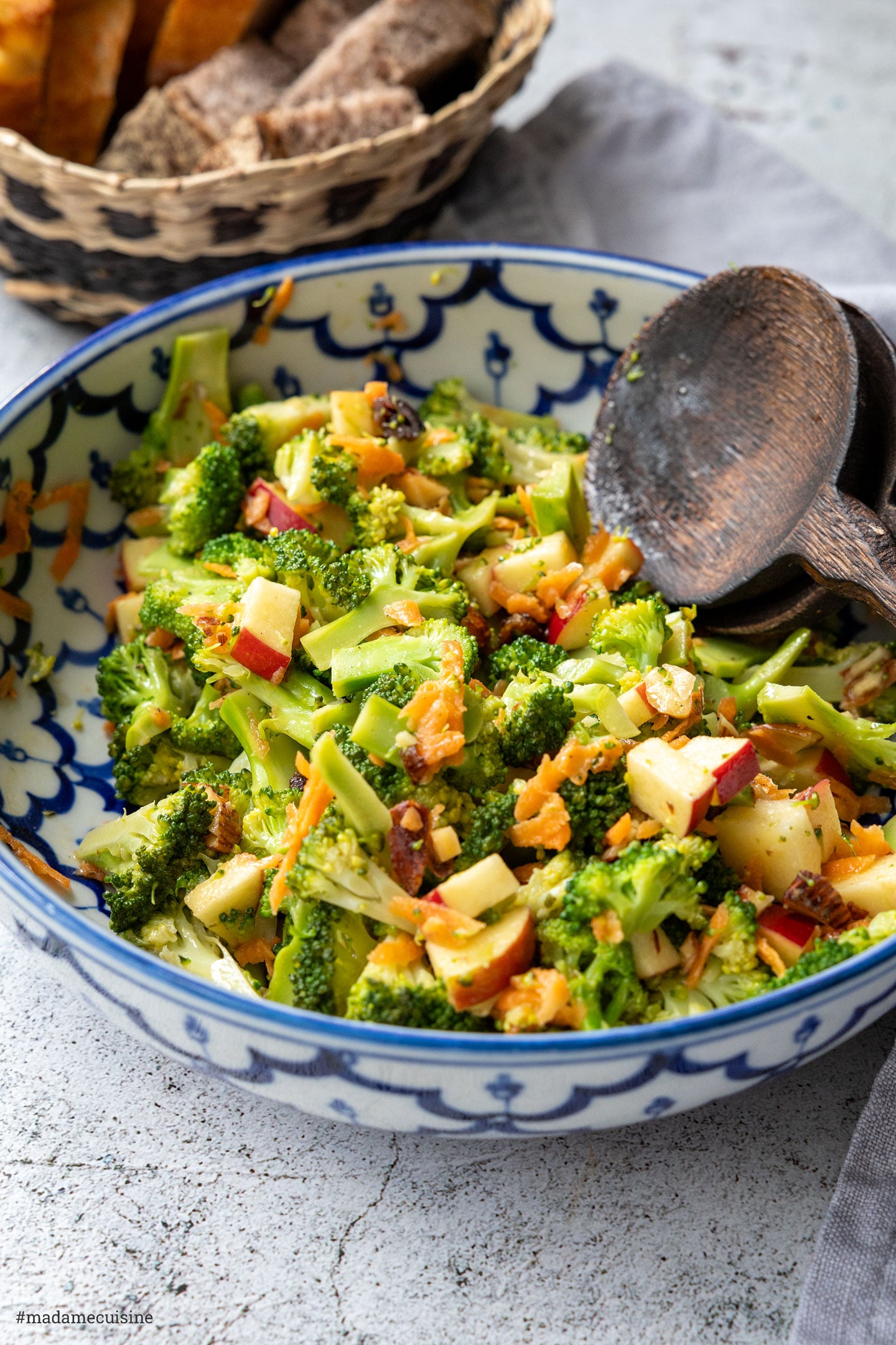 Nahaufnahme Brokkoli-Salat mit gerösteten Mandeln und Apfelstücken