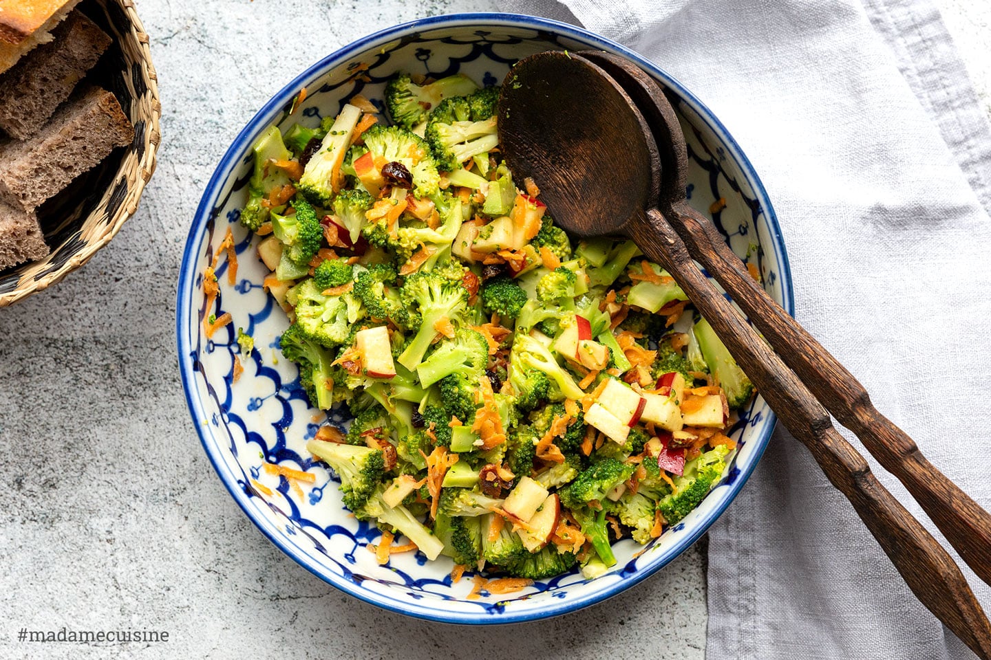 Brokkoli-Salat mit Apfel, Cranberries und geraspelter Karotte