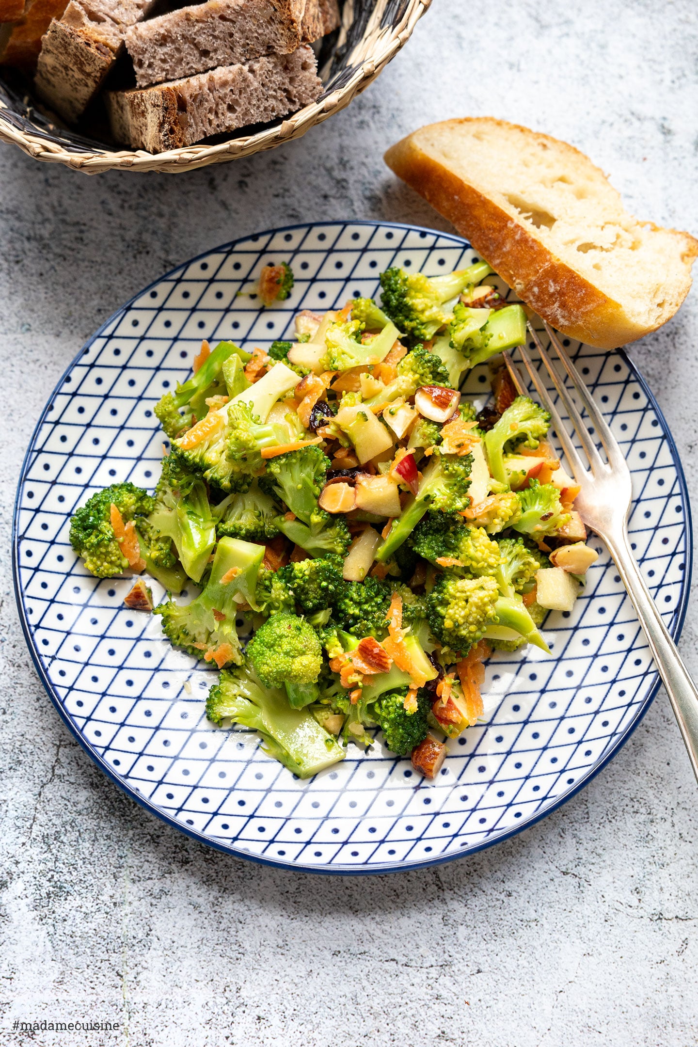 Brokkoli-Salat auf Teller serviert mit Baguette als Beilage