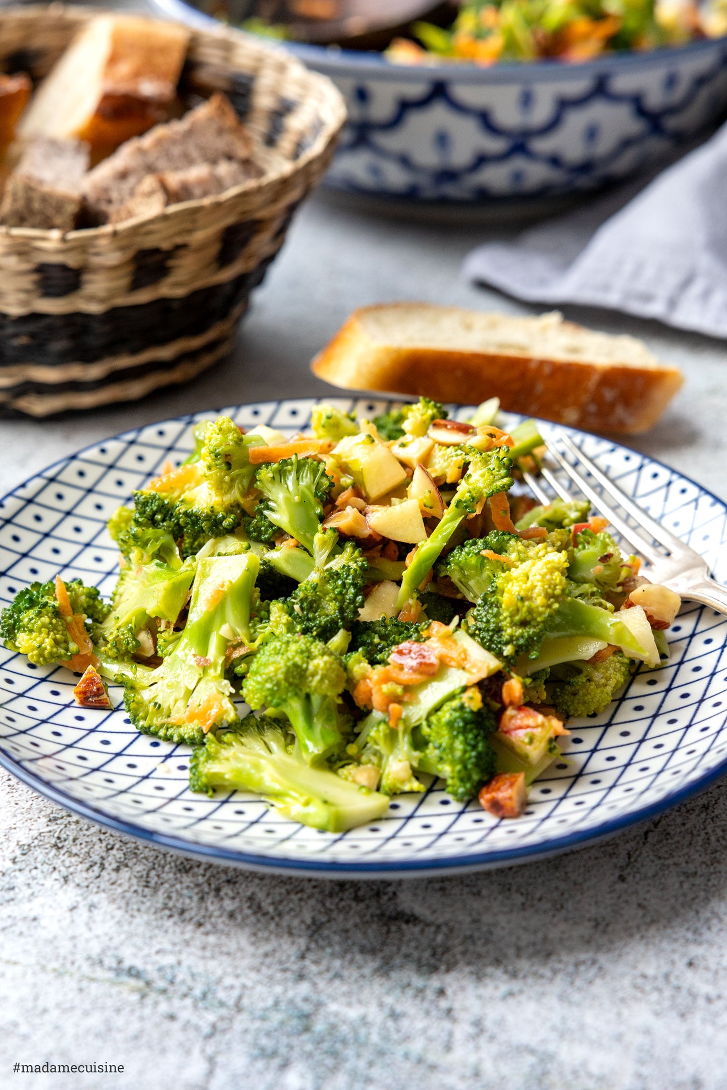 Knackiger Gemüsesalat mit Mandeln und Cranberries
