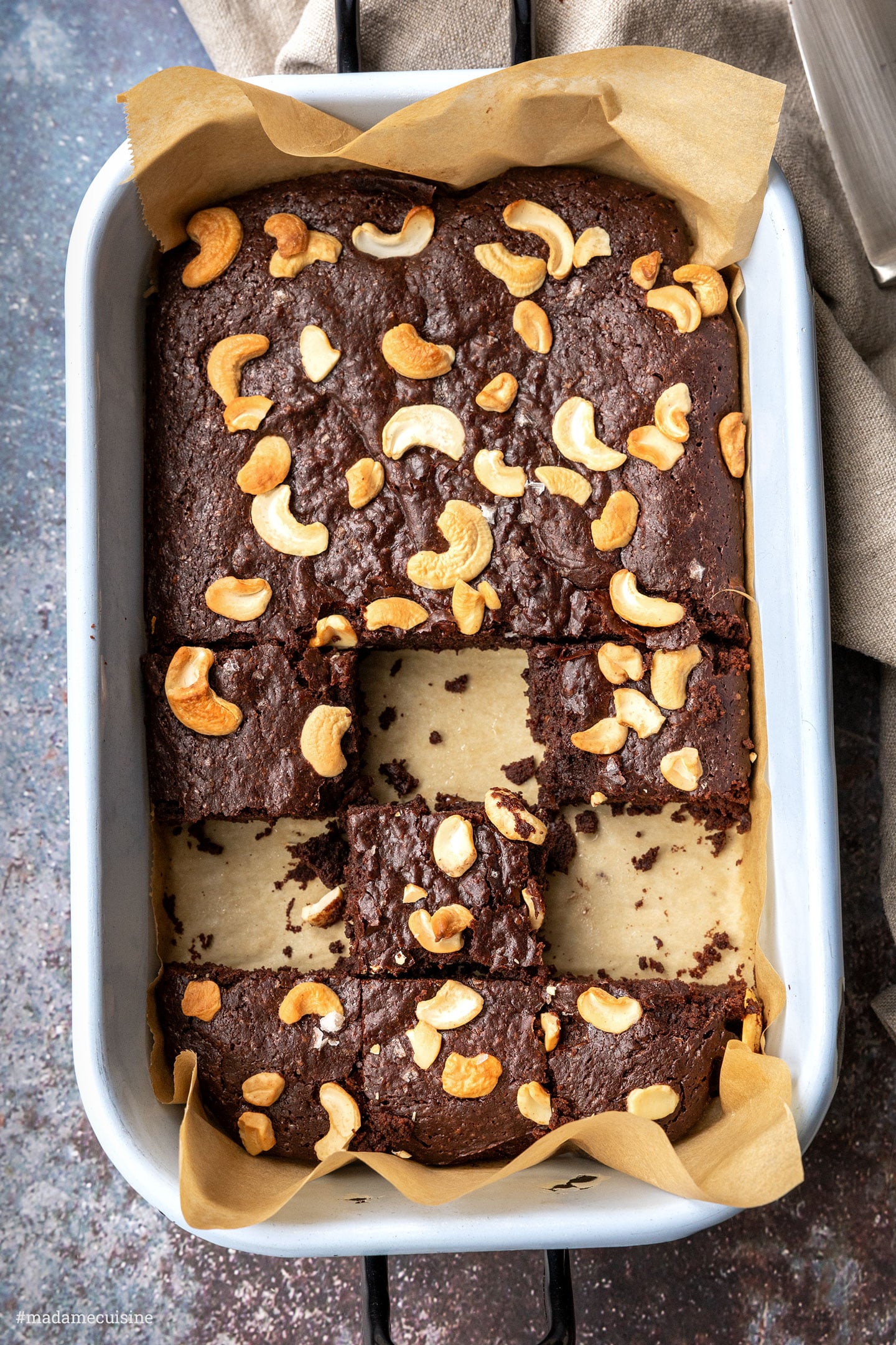 Brownies in Stücke geschnitten, mit gerösteten Cashews getoppt